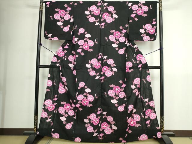 ■■■　サイズ　■■■ 身丈 163cm（肩から） 裄丈 65.5cm 袖丈 48cm　縫込み 1.5cm 袖幅 33cm 前幅 24cm 後幅 30cm 着物縫いこみ 内揚げ 0cm 裄 お袖側 約1cm　身頃側 約1cm ■■■　商品詳細　■■■ 【綿】 状態は特に目立ったシミ汚れなどもなく大変良い状態です。 大変上質な逸品になります。 お安く出品致しますので、是非この機会にいかがでしょうか？ ■■■　注意事項　■■■ ■モニター発色の具合により色合いが異なる場合がございます。 ■寸法は多少の誤差が生じる場合がございますのでご了承ください。 ■縫込みの長さが左右非対称の場合は短い部分を記載しております。 左右非対称であってもご返品・お値引き等の保証は出来かねますので、ご了承の上ご購入をお願い致します。 ■シミ等のチェックには注意を払っておりますが、見落としがある場合もございますし、個人の見解も様々ですので神経質な方のご購入はお控えください。 ■箪笥に入っておりました着物や帯なので畳みシワや匂いがあるものもございます。 ■お休みは基本的に土日祝となりますが、その他臨時でお休みする場合がございますのでご了承ください。 ■商品の発送は平日のみの発送となります。 ■夜間と土曜、日曜日はお問い合わせの回答が遅れる場合がございます。 ■当店では、お直し、紋入れ、お手入れ等は承っておりません。 ■生地の状態（ヤケ、経年劣化等）によってはサイズ直しが出来ない場合がございます。 その点もどうかご了承のうえ、ご購入をお願いいたします。 ■弊社で取り扱う商品は一点ものにつき、時期や在庫状況に応じて金額が変更となる場合がございます。 ■検針は行っておりません。予めご了承いただきますようお願いいたします。 ■【洗える着物】と記載のある商品におきましては、商品お届け後に洗濯を行ってしまってからのご返品にはご対応しかねます。 念の為、専門店でのお手入れをお願いいたします。 ■写真に写っている物が全てになります。それ以外の付属品はございませんのでご了承ください。 ■状態に関する写真につきましては、掲載可能な写真枚数に限りがあるため、各箇所につき1枚参考画像を掲載しております。 ■着物のサイズ目安は下記を参考ください↓ ＜女性着物＞　お端折り次第で＋5cm　−1cmが着用可能サイズ 　例）身丈170cmの場合、身長160cm〜175cm ＜男性着物＞　身丈＋約25cm〜27cm程が適応身長 　例）身丈155cmの場合、身長180〜182cm