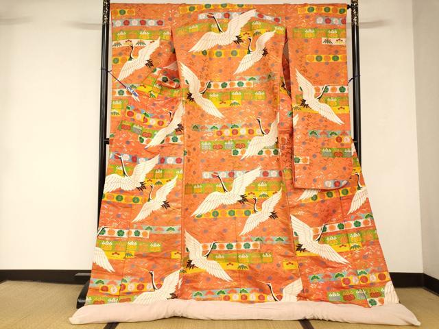■■■　サイズ　■■■ 身丈 187cm（肩から） 裄丈 65.5cm 袖丈 105cm　縫込み 5cm 袖幅 33cm 前幅 27cm 後幅 32cm 着物縫いこみ 内揚げ 0cm 裄 お袖側 約1cm　身頃側 約1cm ■■■　商品詳細　■■■ 【正絹・ふき綿仕立て】 状態は接写画像のようにふき綿カバーに汚れと糸解け、袖裏に糸解けがございますが その他特に目立ったシミ汚れなどもなく大変良い状態です。 大変上質な逸品になります。 お安く出品致しますので、是非この機会にいかがでしょうか？ ■■■　注意事項　■■■ ■モニター発色の具合により色合いが異なる場合がございます。 ■寸法は多少の誤差が生じる場合がございますのでご了承ください。 ■縫込みの長さが左右非対称の場合は短い部分を記載しております。 左右非対称であってもご返品・お値引き等の保証は出来かねますので、ご了承の上ご購入をお願い致します。 ■シミ等のチェックには注意を払っておりますが、見落としがある場合もございますし、個人の見解も様々ですので神経質な方のご購入はお控えください。 ■箪笥に入っておりました着物や帯なので畳みシワや匂いがあるものもございます。 ■お休みは基本的に土日祝となりますが、その他臨時でお休みする場合がございますのでご了承ください。 ■商品の発送は平日のみの発送となります。 ■夜間と土曜、日曜日はお問い合わせの回答が遅れる場合がございます。 ■当店では、お直し、紋入れ、お手入れ等は承っておりません。 ■生地の状態（ヤケ、経年劣化等）によってはサイズ直しが出来ない場合がございます。 その点もどうかご了承のうえ、ご購入をお願いいたします。 ■弊社で取り扱う商品は一点ものにつき、時期や在庫状況に応じて金額が変更となる場合がございます。 ■検針は行っておりません。予めご了承いただきますようお願いいたします。 ■【洗える着物】と記載のある商品におきましては、商品お届け後に洗濯を行ってしまってからのご返品にはご対応しかねます。 念の為、専門店でのお手入れをお願いいたします。 ■写真に写っている物が全てになります。 それ以外の付属品はございませんのでご了承ください。 ■状態に関する写真につきましては、掲載可能な写真枚数に限りがあるため、 各箇所につき1枚参考画像を掲載しております。 ■着物のサイズ目安は下記を参考ください↓ ＜女性着物＞　お端折り次第で＋5cm　−10cmが着用可能サイズ 　例）身丈170cmの場合、身長160cm〜175cm ＜男性着物＞　身丈＋約25cm〜27cm程が適応身長 　例）身丈155cmの場合、身長180cm〜182cm