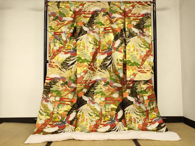 ■■■　サイズ　■■■ 身丈 189cm（肩から） 裄丈 66cm 袖丈 103cm　縫込み 6cm 袖幅 33cm 前幅 29cm 後幅 32cm 着物縫いこみ 内揚げ 0cm 裄 お袖側 約2cm　身頃側 約1cm ■■■　商品詳細　■■■ 【正絹・ふき綿仕立て】 状態は接写画像のようにふき綿カバー・上前・袖口に薄い汚れ、表地・袖裏に糸解けがございますが その他特に目立ったシミ汚れなどもなく大変良い状態です。 大変上質な逸品になります。 お安く出品致しますので、是非この機会にいかがでしょうか？ ■■■　注意事項　■■■ ■モニター発色の具合により色合いが異なる場合がございます。 ■寸法は多少の誤差が生じる場合がございますのでご了承ください。 ■縫込みの長さが左右非対称の場合は短い部分を記載しております。 左右非対称であってもご返品・お値引き等の保証は出来かねますので、ご了承の上ご購入をお願い致します。 ■シミ等のチェックには注意を払っておりますが、見落としがある場合もございますし、個人の見解も様々ですので神経質な方のご購入はお控えください。 ■箪笥に入っておりました着物や帯なので畳みシワや匂いがあるものもございます。 ■お休みは基本的に土日祝となりますが、その他臨時でお休みする場合がございますのでご了承ください。 ■商品の発送は平日のみの発送となります。 ■夜間と土曜、日曜日はお問い合わせの回答が遅れる場合がございます。 ■当店では、お直し、紋入れ、お手入れ等は承っておりません。 ■生地の状態（ヤケ、経年劣化等）によってはサイズ直しが出来ない場合がございます。 その点もどうかご了承のうえ、ご購入をお願いいたします。 ■弊社で取り扱う商品は一点ものにつき、時期や在庫状況に応じて金額が変更となる場合がございます。 ■検針は行っておりません。予めご了承いただきますようお願いいたします。 ■【洗える着物】と記載のある商品におきましては、商品お届け後に洗濯を行ってしまってからのご返品にはご対応しかねます。 念の為、専門店でのお手入れをお願いいたします。 ■写真に写っている物が全てになります。 それ以外の付属品はございませんのでご了承ください。 ■状態に関する写真につきましては、掲載可能な写真枚数に限りがあるため、 各箇所につき1枚参考画像を掲載しております。 ■着物のサイズ目安は下記を参考ください↓ ＜女性着物＞　お端折り次第で＋5cm　−10cmが着用可能サイズ 　例）身丈170cmの場合、身長160cm〜175cm ＜男性着物＞　身丈＋約25cm〜27cm程が適応身長 　例）身丈155cmの場合、身長180cm〜182cm