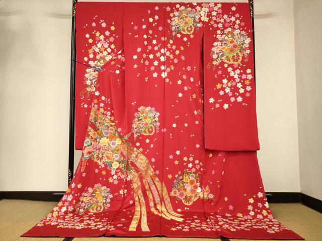 ■■■　サイズ　■■■ 反幅　37cm　八掛付き ※ご自身でお好みのサイズに仕立ててお召になっていただけます。 ■■■　商品詳細　■■■ 【正絹・未仕立て】 状態は接写画像のように左袖後・衿に薄い汚れがございますが その他特に目立ったシミ汚れなどもなく大変良い状態です。 大変上質な逸品になります。 お安く出品致しますので、是非この機会にいかがでしょうか？ ■■■　注意事項　■■■ ■モニター発色の具合により色合いが異なる場合がございます。 ■寸法は多少の誤差が生じる場合がございますのでご了承ください。 ■縫込みの長さが左右非対称の場合は短い部分を記載しております。 左右非対称であってもご返品・お値引き等の保証は出来かねますので、ご了承の上ご購入をお願い致します。 ■シミ等のチェックには注意を払っておりますが、見落としがある場合もございますし、個人の見解も様々ですので神経質な方のご購入はお控えください。 ■箪笥に入っておりました着物や帯なので畳みシワや匂いがあるものもございます。 ■お休みは基本的に土日祝となりますが、その他臨時でお休みする場合がございますのでご了承ください。 ■商品の発送は平日のみの発送となります。 ■夜間と土曜、日曜日はお問い合わせの回答が遅れる場合がございます。 ■当店では、お直し、紋入れ、お手入れ等は承っておりません。 ■生地の状態（ヤケ、経年劣化等）によってはサイズ直しが出来ない場合がございます。 その点もどうかご了承のうえ、ご購入をお願いいたします。 ■弊社で取り扱う商品は一点ものにつき、時期や在庫状況に応じて金額が変更となる場合がございます。 ■検針は行っておりません。予めご了承いただきますようお願いいたします。 ■【洗える着物】と記載のある商品におきましては、商品お届け後に洗濯を行ってしまってからのご返品にはご対応しかねます。 念の為、専門店でのお手入れをお願いいたします。 ■写真に写っている物が全てになります。それ以外の付属品はございませんのでご了承ください。 ■状態に関する写真につきましては、掲載可能な写真枚数に限りがあるため、各箇所につき1枚参考画像を掲載しております。 ■着物のサイズ目安は下記を参考ください↓ ＜女性着物＞　お端折り次第で＋5cm　−1cmが着用可能サイズ 　例）身丈170cmの場合、身長160cm〜175cm ＜男性着物＞　身丈＋約25cm〜27cm程が適応身長 　例）身丈155cmの場合、身長180〜182cm