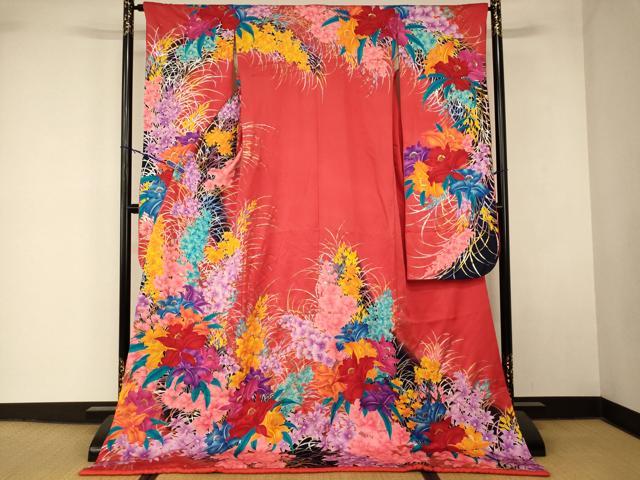 ■■■　サイズ　■■■ 身丈 182cm（肩から） 裄丈 64cm 袖丈 105cm　縫込み 5cm 袖幅 32cm 前幅 25cm 後幅 30cm 着物縫いこみ 内揚げ 0cm 裄 お袖側 約1cm　身頃側 約1cm ■■■　商品詳細　■■■ 【正絹・ふき綿仕立て・比翼仕立て】 状態は接写画像のように左袖前・衿山に薄い汚れ、衿裏・袖裏に糸解けがございますが その他特に目立ったシミ汚れなどもなく大変良い状態です。 大変上質な逸品になります。 お安く出品致しますので、是非この機会にいかがでしょうか？ ■■■　注意事項　■■■ ■モニター発色の具合により色合いが異なる場合がございます。 ■寸法は多少の誤差が生じる場合がございますのでご了承ください。 ■縫込みの長さが左右非対称の場合は短い部分を記載しております。 左右非対称であってもご返品・お値引き等の保証は出来かねますので、ご了承の上ご購入をお願い致します。 ■シミ等のチェックには注意を払っておりますが、見落としがある場合もございますし、個人の見解も様々ですので神経質な方のご購入はお控えください。 ■箪笥に入っておりました着物や帯なので畳みシワや匂いがあるものもございます。 ■お休みは基本的に土日祝となりますが、その他臨時でお休みする場合がございますのでご了承ください。 ■商品の発送は平日のみの発送となります。 ■夜間と土曜、日曜日はお問い合わせの回答が遅れる場合がございます。 ■当店では、お直し、紋入れ、お手入れ等は承っておりません。 ■生地の状態（ヤケ、経年劣化等）によってはサイズ直しが出来ない場合がございます。 その点もどうかご了承のうえ、ご購入をお願いいたします。 ■弊社で取り扱う商品は一点ものにつき、時期や在庫状況に応じて金額が変更となる場合がございます。 ■検針は行っておりません。予めご了承いただきますようお願いいたします。 ■【洗える着物】と記載のある商品におきましては、商品お届け後に洗濯を行ってしまってからのご返品にはご対応しかねます。 念の為、専門店でのお手入れをお願いいたします。 ■写真に写っている物が全てになります。それ以外の付属品はございませんのでご了承ください。 ■状態に関する写真につきましては、掲載可能な写真枚数に限りがあるため、各箇所につき1枚参考画像を掲載しております。 ■着物のサイズ目安は下記を参考ください↓ ＜女性着物＞　お端折り次第で＋5cm　−1cmが着用可能サイズ 　例）身丈170cmの場合、身長160cm〜175cm ＜男性着物＞　身丈＋約25cm〜27cm程が適応身長 　例）身丈155cmの場合、身長180〜182cm