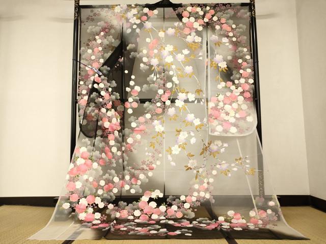 ■■■　サイズ　■■■ 身丈 201cm（肩から） 裄丈 67cm 袖丈 107cm　縫込み 1.5cm 袖幅 35cm 前幅 27cm 後幅 32.5cm 着物縫いこみ 内揚げ 0cm 裄 お袖側 約1.5cm　身頃側 約1.5cm ■■■　商品詳細　■■■ 【化繊・バチ衿】 状態は接写画像のように表地・衿裏・胴裏に薄い汚れがございますが その他特に目立ったシミ汚れなどもなく大変良い状態です。 大変上質な逸品になります。 お安く出品致しますので、是非この機会にいかがでしょうか？ ■■■　注意事項　■■■ ■モニター発色の具合により色合いが異なる場合がございます。 ■寸法は多少の誤差が生じる場合がございますのでご了承ください。 ■縫込みの長さが左右非対称の場合は短い部分を記載しております。 左右非対称であってもご返品・お値引き等の保証は出来かねますので、ご了承の上ご購入をお願い致します。 ■シミ等のチェックには注意を払っておりますが、見落としがある場合もございますし、個人の見解も様々ですので神経質な方のご購入はお控えください。 ■箪笥に入っておりました着物や帯なので畳みシワや匂いがあるものもございます。 ■お休みは基本的に土日祝となりますが、その他臨時でお休みする場合がございますのでご了承ください。 ■商品の発送は平日のみの発送となります。 ■夜間と土曜、日曜日はお問い合わせの回答が遅れる場合がございます。 ■当店では、お直し、紋入れ、お手入れ等は承っておりません。 ■生地の状態（ヤケ、経年劣化等）によってはサイズ直しが出来ない場合がございます。 その点もどうかご了承のうえ、ご購入をお願いいたします。 ■弊社で取り扱う商品は一点ものにつき、時期や在庫状況に応じて金額が変更となる場合がございます。 ■検針は行っておりません。予めご了承いただきますようお願いいたします。 ■【洗える着物】と記載のある商品におきましては、商品お届け後に洗濯を行ってしまってからのご返品にはご対応しかねます。 念の為、専門店でのお手入れをお願いいたします。 ■写真に写っている物が全てになります。それ以外の付属品はございませんのでご了承ください。 ■状態に関する写真につきましては、掲載可能な写真枚数に限りがあるため、各箇所につき1枚参考画像を掲載しております。 ■着物のサイズ目安は下記を参考ください↓ ＜女性着物＞　お端折り次第で＋5cm　−1cmが着用可能サイズ 　例）身丈170cmの場合、身長160cm〜175cm ＜男性着物＞　身丈＋約25cm〜27cm程が適応身長 　例）身丈155cmの場合、身長180〜182cm