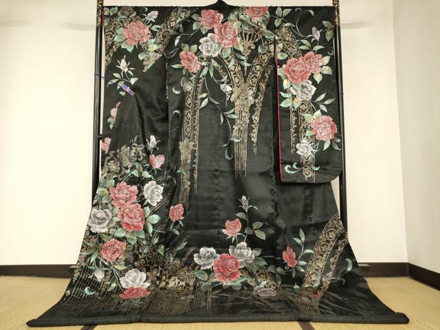 ■■■　サイズ　■■■ 身丈 206cm（肩から） 裄丈 67cm 袖丈 106cm 縫込み 6cm 袖幅 35cm 前幅 28cm 後幅 32cm 着物縫いこみ 内揚げ 0cm 裄 お袖側 約1cm　身頃側 約1cm ■■■　商品詳細　■■■ 【化繊・ふき綿仕立て】 状態は特に目立ったシミ汚れなどもなく大変良い状態です。 大変上質な逸品になります。 お安く出品致しますので、是非この機会にいかがでしょうか？ ※全体的にべたつきがございます。 ■■■　注意事項　■■■ ■モニター発色の具合により色合いが異なる場合がございます。 ■寸法は多少の誤差が生じる場合がございますのでご了承ください。 ■縫込みの長さが左右非対称の場合は短い部分を記載しております。 左右非対称であってもご返品・お値引き等の保証は出来かねますので、ご了承の上ご購入をお願い致します。 ■シミ等のチェックには注意を払っておりますが、見落としがある場合もございますし、個人の見解も様々ですので神経質な方のご購入はお控えください。 ■箪笥に入っておりました着物や帯なので畳みシワや匂いがあるものもございます。 ■お休みは基本的に土日祝となりますが、その他臨時でお休みする場合がございますのでご了承ください。 ■商品の発送は平日のみの発送となります。 ■夜間と土曜、日曜日はお問い合わせの回答が遅れる場合がございます。 ■当店では、お直し、紋入れ、お手入れ等は承っておりません。 ■生地の状態（ヤケ、経年劣化等）によってはサイズ直しが出来ない場合がございます。 その点もどうかご了承のうえ、ご購入をお願いいたします。 ■弊社で取り扱う商品は一点ものにつき、時期や在庫状況に応じて金額が変更となる場合がございます。 ■検針は行っておりません。予めご了承いただきますようお願いいたします。 ■【洗える着物】と記載のある商品におきましては、商品お届け後に洗濯を行ってしまってからのご返品にはご対応しかねます。 念の為、専門店でのお手入れをお願いいたします。 ■写真に写っている物が全てになります。それ以外の付属品はございませんのでご了承ください。 ■状態に関する写真につきましては、掲載可能な写真枚数に限りがあるため、各箇所につき1枚参考画像を掲載しております。 ■着物のサイズ目安は下記を参考ください↓ ＜女性着物＞　お端折り次第で＋5cm　−1cmが着用可能サイズ 　例）身丈170cmの場合、身長160cm〜175cm ＜男性着物＞　身丈＋約25cm〜27cm程が適応身長 　例）身丈155cmの場合、身長180〜182cm