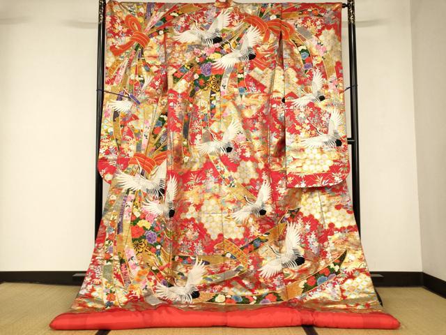 ■■■　サイズ　■■■ 身丈 194.5cm（肩から） 裄丈 64.5cm 袖丈 104cm　縫込み 6cm 袖幅 33cm 前幅 26.5cm 後幅 32cm 着物縫いこみ 内揚げ 0cm 裄 お袖側 約2cm　身頃側 約1cm ■■■　商品詳細　■■■ 【正絹・ふき綿仕立て・バチ衿】 状態は接写画像のようにふき綿部分・袖口に薄い汚れ、表地に色落ちと汚れと糸解け、胴裏に汚れと糸解けがございますが その他特に目立ったシミ汚れなどもなく大変良い状態です。 大変上質な逸品になります。 お安く出品致しますので、是非この機会にいかがでしょうか？ ■■■　注意事項　■■■ ■モニター発色の具合により色合いが異なる場合がございます。 ■寸法は多少の誤差が生じる場合がございますのでご了承ください。 ■縫込みの長さが左右非対称の場合は短い部分を記載しております。 左右非対称であってもご返品・お値引き等の保証は出来かねますので、ご了承の上ご購入をお願い致します。 ■シミ等のチェックには注意を払っておりますが、見落としがある場合もございますし、個人の見解も様々ですので神経質な方のご購入はお控えください。 ■箪笥に入っておりました着物や帯なので畳みシワや匂いがあるものもございます。 ■お休みは基本的に土日祝となりますが、その他臨時でお休みする場合がございますのでご了承ください。 ■商品の発送は平日のみの発送となります。 ■夜間と土曜、日曜日はお問い合わせの回答が遅れる場合がございます。 ■当店では、お直し、紋入れ、お手入れ等は承っておりません。 ■生地の状態（ヤケ、経年劣化等）によってはサイズ直しが出来ない場合がございます。 その点もどうかご了承のうえ、ご購入をお願いいたします。 ■弊社で取り扱う商品は一点ものにつき、時期や在庫状況に応じて金額が変更となる場合がございます。 ■検針は行っておりません。予めご了承いただきますようお願いいたします。 ■【洗える着物】と記載のある商品におきましては、商品お届け後に洗濯を行ってしまってからのご返品にはご対応しかねます。 念の為、専門店でのお手入れをお願いいたします。 ■写真に写っている物が全てになります。 それ以外の付属品はございませんのでご了承ください。 ■状態に関する写真につきましては、掲載可能な写真枚数に限りがあるため、 各箇所につき1枚参考画像を掲載しております。 ■着物のサイズ目安は下記を参考ください↓ ＜女性着物＞　お端折り次第で＋5cm　−10cmが着用可能サイズ 　例）身丈170cmの場合、身長160cm〜175cm ＜男性着物＞　身丈＋約25cm〜27cm程が適応身長 　例）身丈155cmの場合、身長180cm〜182cm