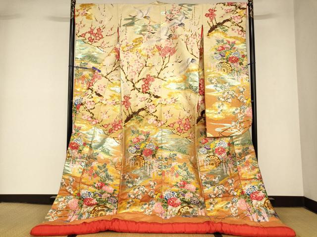 ■■■　サイズ　■■■ 身丈 197cm（肩から） 裄丈 66cm 袖丈 105cm　縫込み 8cm 袖幅 33cm 前幅 29cm 後幅 33cm 着物縫いこみ 内揚げ 0cm 裄 お袖側 約2.5cm　身頃側 約1.5cm ■■■　商品詳細　■■■ 【正絹】 状態は接写画像のように衿裏に糸解けがございますが その他特に目立ったシミ汚れなどもなく大変良い状態です。 大変上質な逸品になります。 お安く出品致しますので、是非この機会にいかがでしょうか？ ■■■　注意事項　■■■ ■モニター発色の具合により色合いが異なる場合がございます。 ■寸法は多少の誤差が生じる場合がございますのでご了承ください。 ■縫込みの長さが左右非対称の場合は短い部分を記載しております。 左右非対称であってもご返品・お値引き等の保証は出来かねますので、ご了承の上ご購入をお願い致します。 ■シミ等のチェックには注意を払っておりますが、見落としがある場合もございますし、個人の見解も様々ですので神経質な方のご購入はお控えください。 ■箪笥に入っておりました着物や帯なので畳みシワや匂いがあるものもございます。 ■お休みは基本的に土日祝となりますが、その他臨時でお休みする場合がございますのでご了承ください。 ■商品の発送は平日のみの発送となります。 ■夜間と土曜、日曜日はお問い合わせの回答が遅れる場合がございます。 ■当店では、お直し、紋入れ、お手入れ等は承っておりません。 ■生地の状態（ヤケ、経年劣化等）によってはサイズ直しが出来ない場合がございます。 その点もどうかご了承のうえ、ご購入をお願いいたします。 ■弊社で取り扱う商品は一点ものにつき、時期や在庫状況に応じて金額が変更となる場合がございます。 ■検針は行っておりません。予めご了承いただきますようお願いいたします。 ■【洗える着物】と記載のある商品におきましては、商品お届け後に洗濯を行ってしまってからのご返品にはご対応しかねます。 念の為、専門店でのお手入れをお願いいたします。 ■写真に写っている物が全てになります。 それ以外の付属品はございませんのでご了承ください。 ■状態に関する写真につきましては、掲載可能な写真枚数に限りがあるため、 各箇所につき1枚参考画像を掲載しております。 ■着物のサイズ目安は下記を参考ください↓ ＜女性着物＞　お端折り次第で＋5cm　−10cmが着用可能サイズ 　例）身丈170cmの場合、身長160cm〜175cm ＜男性着物＞　身丈＋約25cm〜27cm程が適応身長 　例）身丈155cmの場合、身長180cm〜182cm