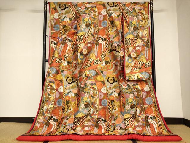 ■■■　サイズ　■■■ 身丈 192.5cm（肩から） 裄丈 66cm 袖丈 104cm　縫込み 10cm 袖幅 34cm 前幅 29cm 後幅 33cm 着物縫いこみ 内揚げ 0cm 裄 お袖側 約2cm　身頃側 約2cm ■■■　商品詳細　■■■ 【正絹・ふき綿仕立て・重ね衿：取り外し可能】 状態は接写画像のように袖口・ふき綿部分に薄い汚れがございますが その他特に目立ったシミ汚れなどもなく大変良い状態です。 大変上質な逸品になります。 お安く出品致しますので、是非この機会にいかがでしょうか？ ■■■　注意事項　■■■ ■モニター発色の具合により色合いが異なる場合がございます。 ■寸法は多少の誤差が生じる場合がございますのでご了承ください。 ■縫込みの長さが左右非対称の場合は短い部分を記載しております。 左右非対称であってもご返品・お値引き等の保証は出来かねますので、ご了承の上ご購入をお願い致します。 ■シミ等のチェックには注意を払っておりますが、見落としがある場合もございますし、個人の見解も様々ですので神経質な方のご購入はお控えください。 ■箪笥に入っておりました着物や帯なので畳みシワや匂いがあるものもございます。 ■お休みは基本的に土日祝となりますが、その他臨時でお休みする場合がございますのでご了承ください。 ■商品の発送は平日のみの発送となります。 ■夜間と土曜、日曜日はお問い合わせの回答が遅れる場合がございます。 ■当店では、お直し、紋入れ、お手入れ等は承っておりません。 ■生地の状態（ヤケ、経年劣化等）によってはサイズ直しが出来ない場合がございます。 その点もどうかご了承のうえ、ご購入をお願いいたします。 ■弊社で取り扱う商品は一点ものにつき、時期や在庫状況に応じて金額が変更となる場合がございます。 ■検針は行っておりません。予めご了承いただきますようお願いいたします。 ■【洗える着物】と記載のある商品におきましては、商品お届け後に洗濯を行ってしまってからのご返品にはご対応しかねます。 念の為、専門店でのお手入れをお願いいたします。 ■写真に写っている物が全てになります。 それ以外の付属品はございませんのでご了承ください。 ■状態に関する写真につきましては、掲載可能な写真枚数に限りがあるため、 各箇所につき1枚参考画像を掲載しております。 ■着物のサイズ目安は下記を参考ください↓ ＜女性着物＞　お端折り次第で＋5cm　−10cmが着用可能サイズ 　例）身丈170cmの場合、身長160cm〜175cm ＜男性着物＞　身丈＋約25cm〜27cm程が適応身長 　例）身丈155cmの場合、身長180cm〜182cm