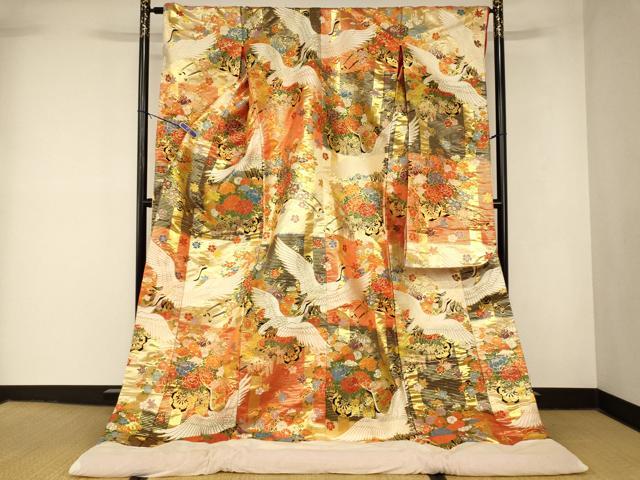 ■■■　サイズ　■■■ 身丈 193cm（肩から） 裄丈 65cm 袖丈 104cm　縫込み 4cm 袖幅 33cm 前幅 28cm 後幅 32cm 着物縫いこみ 内揚げ 0cm 裄 お袖側 約1.5cm　身頃側 約1cm ■■■　商品詳細　■■■ 【正絹・ふき綿仕立て】 状態は接写画像のようにふき綿カバーに薄い汚れ、衿裏に汚れがございますが その他特に目立ったシミ汚れなどもなく大変良い状態です。 大変上質な逸品になります。 お安く出品致しますので、是非この機会にいかがでしょうか？ ■■■　注意事項　■■■ ■モニター発色の具合により色合いが異なる場合がございます。 ■寸法は多少の誤差が生じる場合がございますのでご了承ください。 ■縫込みの長さが左右非対称の場合は短い部分を記載しております。 左右非対称であってもご返品・お値引き等の保証は出来かねますので、ご了承の上ご購入をお願い致します。 ■シミ等のチェックには注意を払っておりますが、見落としがある場合もございますし、個人の見解も様々ですので神経質な方のご購入はお控えください。 ■箪笥に入っておりました着物や帯なので畳みシワや匂いがあるものもございます。 ■お休みは基本的に土日祝となりますが、その他臨時でお休みする場合がございますのでご了承ください。 ■商品の発送は平日のみの発送となります。 ■夜間と土曜、日曜日はお問い合わせの回答が遅れる場合がございます。 ■当店では、お直し、紋入れ、お手入れ等は承っておりません。 ■生地の状態（ヤケ、経年劣化等）によってはサイズ直しが出来ない場合がございます。 その点もどうかご了承のうえ、ご購入をお願いいたします。 ■弊社で取り扱う商品は一点ものにつき、時期や在庫状況に応じて金額が変更となる場合がございます。 ■検針は行っておりません。予めご了承いただきますようお願いいたします。 ■【洗える着物】と記載のある商品におきましては、商品お届け後に洗濯を行ってしまってからのご返品にはご対応しかねます。 念の為、専門店でのお手入れをお願いいたします。 ■写真に写っている物が全てになります。 それ以外の付属品はございませんのでご了承ください。 ■状態に関する写真につきましては、掲載可能な写真枚数に限りがあるため、 各箇所につき1枚参考画像を掲載しております。 ■着物のサイズ目安は下記を参考ください↓ ＜女性着物＞　お端折り次第で＋5cm　−10cmが着用可能サイズ 　例）身丈170cmの場合、身長160cm〜175cm ＜男性着物＞　身丈＋約25cm〜27cm程が適応身長 　例）身丈155cmの場合、身長180cm〜182cm