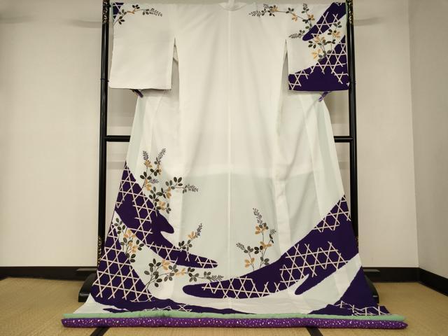 ■■■　サイズ　■■■ 身丈 199cm（肩から） 裄丈 67cm 袖丈 52cm　縫込み 3cm 袖幅 33.5cm 前幅 25cm 後幅 31cm 着物縫いこみ 内揚げ 0cm 裄 お袖側 約3cm　身頃側 約2cm ■■■　商品詳細　■■■ 【正絹・ふき綿仕立て・比翼仕立て・バチ衿】 状態は接写画像のように下前おくみ・後身頃に薄い汚れがございますが その他特に目立ったシミ汚れなどもなく大変良い状態です。 大変上質な逸品になります。 お安く出品致しますので、是非この機会にいかがでしょうか？ ■■■　注意事項　■■■ ■モニター発色の具合により色合いが異なる場合がございます。 ■寸法は多少の誤差が生じる場合がございますのでご了承ください。 ■縫込みの長さが左右非対称の場合は短い部分を記載しております。 左右非対称であってもご返品・お値引き等の保証は出来かねますので、ご了承の上ご購入をお願い致します。 ■シミ等のチェックには注意を払っておりますが、見落としがある場合もございますし、個人の見解も様々ですので神経質な方のご購入はお控えください。 ■箪笥に入っておりました着物や帯なので畳みシワや匂いがあるものもございます。 ■お休みは基本的に土日祝となりますが、その他臨時でお休みする場合がございますのでご了承ください。 ■商品の発送は平日のみの発送となります。 ■夜間と土曜、日曜日はお問い合わせの回答が遅れる場合がございます。 ■当店では、お直し、紋入れ、お手入れ等は承っておりません。 ■生地の状態（ヤケ、経年劣化等）によってはサイズ直しが出来ない場合がございます。 その点もどうかご了承のうえ、ご購入をお願いいたします。 ■弊社で取り扱う商品は一点ものにつき、時期や在庫状況に応じて金額が変更となる場合がございます。 ■検針は行っておりません。予めご了承いただきますようお願いいたします。 ■【洗える着物】と記載のある商品におきましては、商品お届け後に洗濯を行ってしまってからのご返品にはご対応しかねます。 念の為、専門店でのお手入れをお願いいたします。 ■写真に写っている物が全てになります。それ以外の付属品はございませんのでご了承ください。 ■状態に関する写真につきましては、掲載可能な写真枚数に限りがあるため、各箇所につき1枚参考画像を掲載しております。 ■着物のサイズ目安は下記を参考ください↓ ＜女性着物＞　お端折り次第で＋5cm　−1cmが着用可能サイズ 　例）身丈170cmの場合、身長160cm〜175cm ＜男性着物＞　身丈＋約25cm〜27cm程が適応身長 　例）身丈155cmの場合、身長180〜182cm