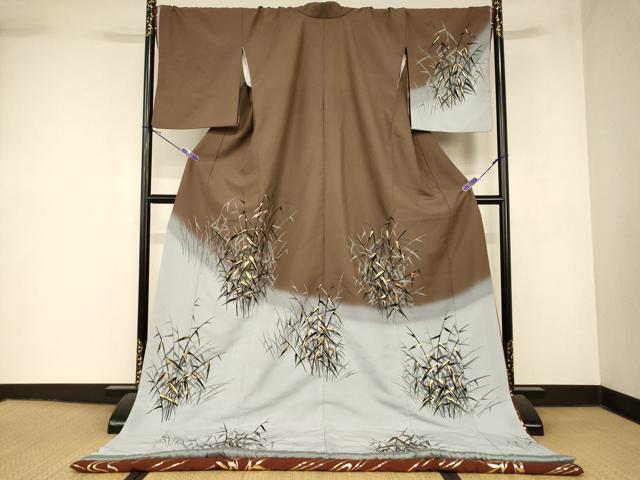 ■■■　サイズ　■■■ 身丈 202cm（肩から） 裄丈 68.5cm 袖丈 51.5cm　縫込み 4cm 袖幅 35cm 前幅 23cm 後幅 31cm 着物縫いこみ 内揚げ 0cm 裄 お袖側 約1cm　身頃側 約1.5cm ■■■　商品詳細　■■■ 【正絹・比翼仕立て・ふき綿仕立て】 状態は接写画像のように下前・左袖前・袖口・衿山に薄い汚れ、比翼衿に糸解けと汚れがございますが その他特に目立ったシミ汚れなどもなく大変良い状態です。 大変上質な逸品になります。 お安く出品致しますので、是非この機会にいかがでしょうか？ ■■■　注意事項　■■■ ■モニター発色の具合により色合いが異なる場合がございます。 ■寸法は多少の誤差が生じる場合がございますのでご了承ください。 ■縫込みの長さが左右非対称の場合は短い部分を記載しております。 左右非対称であってもご返品・お値引き等の保証は出来かねますので、ご了承の上ご購入をお願い致します。 ■シミ等のチェックには注意を払っておりますが、見落としがある場合もございますし、個人の見解も様々ですので神経質な方のご購入はお控えください。 ■箪笥に入っておりました着物や帯なので畳みシワや匂いがあるものもございます。 ■お休みは基本的に土日祝となりますが、その他臨時でお休みする場合がございますのでご了承ください。 ■商品の発送は平日のみの発送となります。 ■夜間と土曜、日曜日はお問い合わせの回答が遅れる場合がございます。 ■当店では、お直し、紋入れ、お手入れ等は承っておりません。 ■生地の状態（ヤケ、経年劣化等）によってはサイズ直しが出来ない場合がございます。 その点もどうかご了承のうえ、ご購入をお願いいたします。 ■弊社で取り扱う商品は一点ものにつき、時期や在庫状況に応じて金額が変更となる場合がございます。 ■検針は行っておりません。予めご了承いただきますようお願いいたします。 ■【洗える着物】と記載のある商品におきましては、商品お届け後に洗濯を行ってしまってからのご返品にはご対応しかねます。 念の為、専門店でのお手入れをお願いいたします。 ■写真に写っている物が全てになります。それ以外の付属品はございませんのでご了承ください。 ■状態に関する写真につきましては、掲載可能な写真枚数に限りがあるため、各箇所につき1枚参考画像を掲載しております。 ■着物のサイズ目安は下記を参考ください↓ ＜女性着物＞　お端折り次第で＋5cm　−1cmが着用可能サイズ 　例）身丈170cmの場合、身長160cm〜175cm ＜男性着物＞　身丈＋約25cm〜27cm程が適応身長 　例）身丈155cmの場合、身長180〜182cm