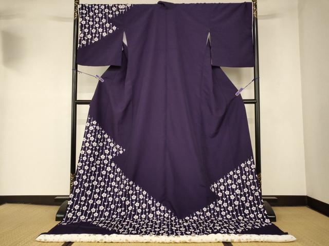 ■■■　サイズ　■■■ 身丈 207.5cm（肩から） 裄丈 69cm 袖丈 52cm　縫込み 4cm 袖幅 34cm 前幅 25cm 後幅 30cm 着物縫いこみ 内揚げ 0cm 裄 お袖側 約2.5cm　身頃側 約1cm ■■■　商品詳細　■■■ 【化繊・ふき綿仕立て】 状態は接写画像のようにふき綿部分・後身頃・下前・衿・衿山に薄い汚れがございますが その他特に目立ったシミ汚れなどもなく大変良い状態です。 大変上質な逸品になります。 お安く出品致しますので、是非この機会にいかがでしょうか？ ■■■　注意事項　■■■ ■モニター発色の具合により色合いが異なる場合がございます。 ■寸法は多少の誤差が生じる場合がございますのでご了承ください。 ■縫込みの長さが左右非対称の場合は短い部分を記載しております。 左右非対称であってもご返品・お値引き等の保証は出来かねますので、ご了承の上ご購入をお願い致します。 ■シミ等のチェックには注意を払っておりますが、見落としがある場合もございますし、個人の見解も様々ですので神経質な方のご購入はお控えください。 ■箪笥に入っておりました着物や帯なので畳みシワや匂いがあるものもございます。 ■お休みは基本的に土日祝となりますが、その他臨時でお休みする場合がございますのでご了承ください。 ■商品の発送は平日のみの発送となります。 ■夜間と土曜、日曜日はお問い合わせの回答が遅れる場合がございます。 ■当店では、お直し、紋入れ、お手入れ等は承っておりません。 ■生地の状態（ヤケ、経年劣化等）によってはサイズ直しが出来ない場合がございます。 その点もどうかご了承のうえ、ご購入をお願いいたします。 ■弊社で取り扱う商品は一点ものにつき、時期や在庫状況に応じて金額が変更となる場合がございます。 ■検針は行っておりません。予めご了承いただきますようお願いいたします。 ■【洗える着物】と記載のある商品におきましては、商品お届け後に洗濯を行ってしまってからのご返品にはご対応しかねます。 念の為、専門店でのお手入れをお願いいたします。 ■写真に写っている物が全てになります。それ以外の付属品はございませんのでご了承ください。 ■状態に関する写真につきましては、掲載可能な写真枚数に限りがあるため、各箇所につき1枚参考画像を掲載しております。 ■着物のサイズ目安は下記を参考ください↓ ＜女性着物＞　お端折り次第で＋5cm　−1cmが着用可能サイズ 　例）身丈170cmの場合、身長160cm〜175cm ＜男性着物＞　身丈＋約25cm〜27cm程が適応身長 　例）身丈155cmの場合、身長180〜182cm