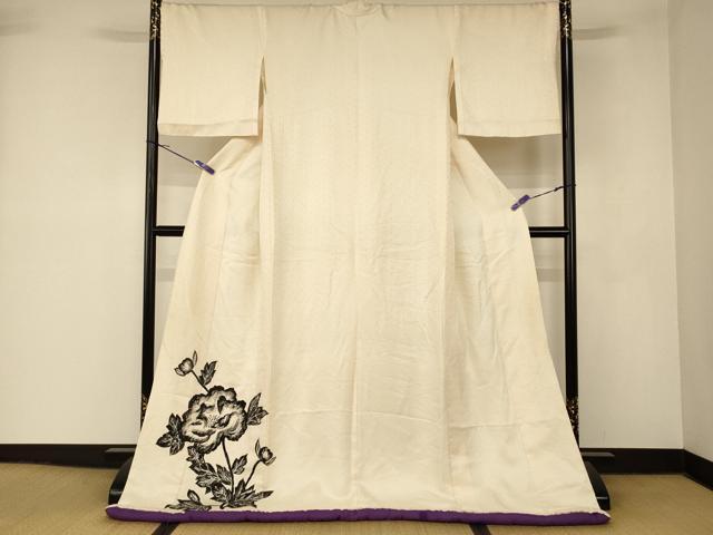 ■■■　サイズ　■■■ 身丈 185cm（肩から） 裄丈 66cm 袖丈 47cm　縫込み 3cm 袖幅 34cm 前幅 25cm 後幅 31cm 着物縫いこみ 内揚げ 0cm 裄 お袖側 約1cm　身頃側 約1.5cm ■■■　商品詳細　■■■ 【正絹・ふき綿仕立て】 状態は接写画像のようにふき綿部分に糸解け、袖口・右袖前・衿・衿山に薄い汚れ、衿裏にホックシミがございますが その他特に目立ったシミ汚れなどもなく大変良い状態です。 大変上質な逸品になります。 お安く出品致しますので、是非この機会にいかがでしょうか？ ■■■　注意事項　■■■ ■モニター発色の具合により色合いが異なる場合がございます。 ■寸法は多少の誤差が生じる場合がございますのでご了承ください。 ■縫込みの長さが左右非対称の場合は短い部分を記載しております。 左右非対称であってもご返品・お値引き等の保証は出来かねますので、ご了承の上ご購入をお願い致します。 ■シミ等のチェックには注意を払っておりますが、見落としがある場合もございますし、個人の見解も様々ですので神経質な方のご購入はお控えください。 ■箪笥に入っておりました着物や帯なので畳みシワや匂いがあるものもございます。 ■お休みは基本的に土日祝となりますが、その他臨時でお休みする場合がございますのでご了承ください。 ■商品の発送は平日のみの発送となります。 ■夜間と土曜、日曜日はお問い合わせの回答が遅れる場合がございます。 ■当店では、お直し、紋入れ、お手入れ等は承っておりません。 ■生地の状態（ヤケ、経年劣化等）によってはサイズ直しが出来ない場合がございます。 その点もどうかご了承のうえ、ご購入をお願いいたします。 ■弊社で取り扱う商品は一点ものにつき、時期や在庫状況に応じて金額が変更となる場合がございます。 ■検針は行っておりません。予めご了承いただきますようお願いいたします。 ■【洗える着物】と記載のある商品におきましては、商品お届け後に洗濯を行ってしまってからのご返品にはご対応しかねます。 念の為、専門店でのお手入れをお願いいたします。 ■写真に写っている物が全てになります。それ以外の付属品はございませんのでご了承ください。 ■状態に関する写真につきましては、掲載可能な写真枚数に限りがあるため、各箇所につき1枚参考画像を掲載しております。 ■着物のサイズ目安は下記を参考ください↓ ＜女性着物＞　お端折り次第で＋5cm　−1cmが着用可能サイズ 　例）身丈170cmの場合、身長160cm〜175cm ＜男性着物＞　身丈＋約25cm〜27cm程が適応身長 　例）身丈155cmの場合、身長180〜182cm