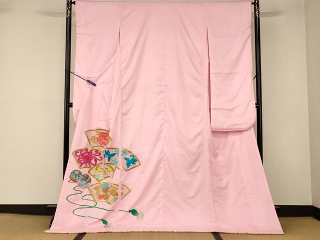 ■■■　サイズ　■■■ 身丈 175cm（肩から） 裄丈 64cm 袖丈 98cm　縫込み 4cm 袖幅 32cm 前幅 27.5cm 後幅 33cm 着物縫いこみ 内揚げ 0cm 裄 お袖側 約1cm　身頃側 約1cm ■■■　商品詳細　■■■ 【化繊・比翼仕立て・ふき綿仕立て】 状態は接写画像のようにふき綿部分・表地・胴裏に薄い汚れ、後身頃に汚れと擦れ、袖口・袖裏に汚れと糸解け、衿裏にホックシミがございますが その他特に目立ったシミ汚れなどもなく大変良い状態です。 大変上質な逸品になります。 お安く出品致しますので、是非この機会にいかがでしょうか？ ■■■　注意事項　■■■ ■モニター発色の具合により色合いが異なる場合がございます。 ■寸法は多少の誤差が生じる場合がございますのでご了承ください。 ■縫込みの長さが左右非対称の場合は短い部分を記載しております。 左右非対称であってもご返品・お値引き等の保証は出来かねますので、ご了承の上ご購入をお願い致します。 ■シミ等のチェックには注意を払っておりますが、見落としがある場合もございますし、個人の見解も様々ですので神経質な方のご購入はお控えください。 ■箪笥に入っておりました着物や帯なので畳みシワや匂いがあるものもございます。 ■お休みは基本的に土日祝となりますが、その他臨時でお休みする場合がございますのでご了承ください。 ■商品の発送は平日のみの発送となります。 ■夜間と土曜、日曜日はお問い合わせの回答が遅れる場合がございます。 ■当店では、お直し、紋入れ、お手入れ等は承っておりません。 ■生地の状態（ヤケ、経年劣化等）によってはサイズ直しが出来ない場合がございます。 その点もどうかご了承のうえ、ご購入をお願いいたします。 ■弊社で取り扱う商品は一点ものにつき、時期や在庫状況に応じて金額が変更となる場合がございます。 ■検針は行っておりません。予めご了承いただきますようお願いいたします。 ■【洗える着物】と記載のある商品におきましては、商品お届け後に洗濯を行ってしまってからのご返品にはご対応しかねます。 念の為、専門店でのお手入れをお願いいたします。 ■写真に写っている物が全てになります。それ以外の付属品はございませんのでご了承ください。 ■状態に関する写真につきましては、掲載可能な写真枚数に限りがあるため、各箇所につき1枚参考画像を掲載しております。 ■着物のサイズ目安は下記を参考ください↓ ＜女性着物＞　お端折り次第で＋5cm　−1cmが着用可能サイズ 　例）身丈170cmの場合、身長160cm〜175cm ＜男性着物＞　身丈＋約25cm〜27cm程が適応身長 　例）身丈155cmの場合、身長180〜182cm