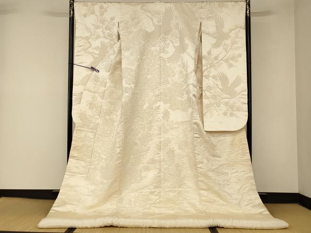 ■■■　サイズ　■■■ 身丈 202cm（肩から） 裄丈 68cm 袖丈 103cm　縫込み 5cm 袖幅 34cm 前幅 28.5cm 後幅 33cm 着物縫いこみ 内揚げ 0cm 裄 お袖側 約2cm　身頃側 約1cm ■■■　商品詳細　■■■ 【正絹・ふき綿仕立て】 状態は接写画像のように袖口・上前おくみ・左袖前・下前おくみ・衿・衿山に薄い汚れがございますが その他特に目立ったシミ汚れなどもなく大変良い状態です。 大変上質な逸品になります。 お安く出品致しますので、是非この機会にいかがでしょうか？ ■■■　注意事項　■■■ ■モニター発色の具合により色合いが異なる場合がございます。 ■寸法は多少の誤差が生じる場合がございますのでご了承ください。 ■縫込みの長さが左右非対称の場合は短い部分を記載しております。 左右非対称であってもご返品・お値引き等の保証は出来かねますので、ご了承の上ご購入をお願い致します。 ■シミ等のチェックには注意を払っておりますが、見落としがある場合もございますし、個人の見解も様々ですので神経質な方のご購入はお控えください。 ■箪笥に入っておりました着物や帯なので畳みシワや匂いがあるものもございます。 ■お休みは基本的に土日祝となりますが、その他臨時でお休みする場合がございますのでご了承ください。 ■商品の発送は平日のみの発送となります。 ■夜間と土曜、日曜日はお問い合わせの回答が遅れる場合がございます。 ■当店では、お直し、紋入れ、お手入れ等は承っておりません。 ■生地の状態（ヤケ、経年劣化等）によってはサイズ直しが出来ない場合がございます。 その点もどうかご了承のうえ、ご購入をお願いいたします。 ■弊社で取り扱う商品は一点ものにつき、時期や在庫状況に応じて金額が変更となる場合がございます。 ■検針は行っておりません。予めご了承いただきますようお願いいたします。 ■【洗える着物】と記載のある商品におきましては、商品お届け後に洗濯を行ってしまってからのご返品にはご対応しかねます。 念の為、専門店でのお手入れをお願いいたします。 ■写真に写っている物が全てになります。 それ以外の付属品はございませんのでご了承ください。 ■状態に関する写真につきましては、掲載可能な写真枚数に限りがあるため、 各箇所につき1枚参考画像を掲載しております。 ■着物のサイズ目安は下記を参考ください↓ ＜女性着物＞　お端折り次第で＋5cm　−10cmが着用可能サイズ 　例）身丈170cmの場合、身長160cm〜175cm ＜男性着物＞　身丈＋約25cm〜27cm程が適応身長 　例）身丈155cmの場合、身長180cm〜182cm