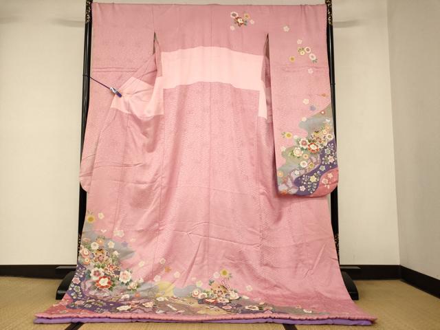 ■■■　サイズ　■■■ 身丈 201cm（肩から） 裄丈 68cm 袖丈 112cm　縫込み 2cm 袖幅 34cm 前幅 25cm 後幅 30cm 着物縫いこみ 内揚げ 0cm 裄 お袖側 約4cm　身頃側 約3cm ■■■　商品詳細　■■■ 【正絹・ふき綿仕立て・比翼仕立て・バチ衿】 状態は接写画像のように上前おくみ・上前に糸解け、表地・袖口・比翼衿・ふき綿部分に薄い汚れがございますが その他特に目立ったシミ汚れなどもなく大変良い状態です。 大変上質な逸品になります。 お安く出品致しますので、是非この機会にいかがでしょうか？ ※内揚げ部分に接ぎございます。 ■■■　注意事項　■■■ ■モニター発色の具合により色合いが異なる場合がございます。 ■寸法は多少の誤差が生じる場合がございますのでご了承ください。 ■縫込みの長さが左右非対称の場合は短い部分を記載しております。 左右非対称であってもご返品・お値引き等の保証は出来かねますので、ご了承の上ご購入をお願い致します。 ■シミ等のチェックには注意を払っておりますが、見落としがある場合もございますし、個人の見解も様々ですので神経質な方のご購入はお控えください。 ■箪笥に入っておりました着物や帯なので畳みシワや匂いがあるものもございます。 ■お休みは基本的に土日祝となりますが、その他臨時でお休みする場合がございますのでご了承ください。 ■商品の発送は平日のみの発送となります。 ■夜間と土曜、日曜日はお問い合わせの回答が遅れる場合がございます。 ■当店では、お直し、紋入れ、お手入れ等は承っておりません。 ■生地の状態（ヤケ、経年劣化等）によってはサイズ直しが出来ない場合がございます。 その点もどうかご了承のうえ、ご購入をお願いいたします。 ■弊社で取り扱う商品は一点ものにつき、時期や在庫状況に応じて金額が変更となる場合がございます。 ■検針は行っておりません。予めご了承いただきますようお願いいたします。 ■【洗える着物】と記載のある商品におきましては、商品お届け後に洗濯を行ってしまってからのご返品にはご対応しかねます。 念の為、専門店でのお手入れをお願いいたします。 ■写真に写っている物が全てになります。それ以外の付属品はございませんのでご了承ください。 ■状態に関する写真につきましては、掲載可能な写真枚数に限りがあるため、各箇所につき1枚参考画像を掲載しております。 ■着物のサイズ目安は下記を参考ください↓ ＜女性着物＞　お端折り次第で＋5cm　−1cmが着用可能サイズ 　例）身丈170cmの場合、身長160cm〜175cm ＜男性着物＞　身丈＋約25cm〜27cm程が適応身長 　例）身丈155cmの場合、身長180〜182cm