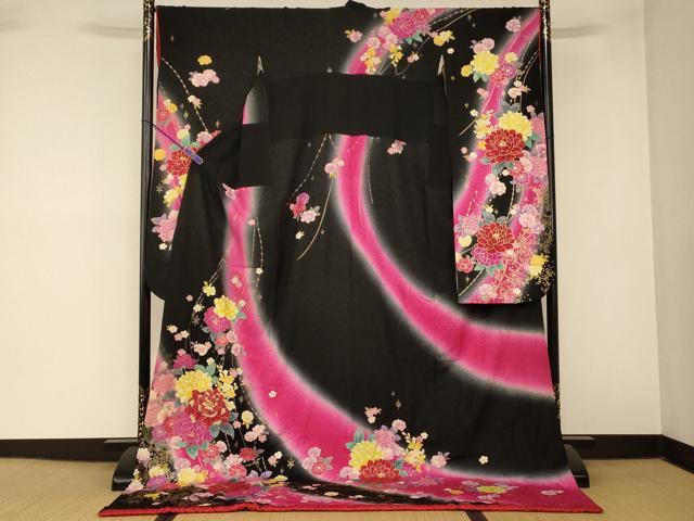 ■■■　サイズ　■■■ 身丈 198cm（肩から） 裄丈 67cm 袖丈 105cm　縫込み 5cm 袖幅 34cm 前幅 25cm 後幅 30cm 着物縫いこみ 内揚げ 0cm 裄 お袖側 約2.5cm　身頃側 約4cm ■■■　商品詳細　■■■ 【正絹・ふき綿仕立て・バチ衿】 状態は接写画像のようにふき綿部分・表地・袖口・衿裏・胴裏に薄い汚れがございますが その他特に目立ったシミ汚れなどもなく大変良い状態です。 大変上質な逸品になります。 お安く出品致しますので、是非この機会にいかがでしょうか？ ※内揚げ部分に接ぎがございます。 ■■■　注意事項　■■■ ■モニター発色の具合により色合いが異なる場合がございます。 ■寸法は多少の誤差が生じる場合がございますのでご了承ください。 ■縫込みの長さが左右非対称の場合は短い部分を記載しております。 左右非対称であってもご返品・お値引き等の保証は出来かねますので、ご了承の上ご購入をお願い致します。 ■シミ等のチェックには注意を払っておりますが、見落としがある場合もございますし、個人の見解も様々ですので神経質な方のご購入はお控えください。 ■箪笥に入っておりました着物や帯なので畳みシワや匂いがあるものもございます。 ■お休みは基本的に土日祝となりますが、その他臨時でお休みする場合がございますのでご了承ください。 ■商品の発送は平日のみの発送となります。 ■夜間と土曜、日曜日はお問い合わせの回答が遅れる場合がございます。 ■当店では、お直し、紋入れ、お手入れ等は承っておりません。 ■生地の状態（ヤケ、経年劣化等）によってはサイズ直しが出来ない場合がございます。 その点もどうかご了承のうえ、ご購入をお願いいたします。 ■弊社で取り扱う商品は一点ものにつき、時期や在庫状況に応じて金額が変更となる場合がございます。 ■検針は行っておりません。予めご了承いただきますようお願いいたします。 ■【洗える着物】と記載のある商品におきましては、商品お届け後に洗濯を行ってしまってからのご返品にはご対応しかねます。 念の為、専門店でのお手入れをお願いいたします。 ■写真に写っている物が全てになります。それ以外の付属品はございませんのでご了承ください。 ■状態に関する写真につきましては、掲載可能な写真枚数に限りがあるため、各箇所につき1枚参考画像を掲載しております。 ■着物のサイズ目安は下記を参考ください↓ ＜女性着物＞　お端折り次第で＋5cm　−1cmが着用可能サイズ 　例）身丈170cmの場合、身長160cm〜175cm ＜男性着物＞　身丈＋約25cm〜27cm程が適応身長 　例）身丈155cmの場合、身長180〜182cm