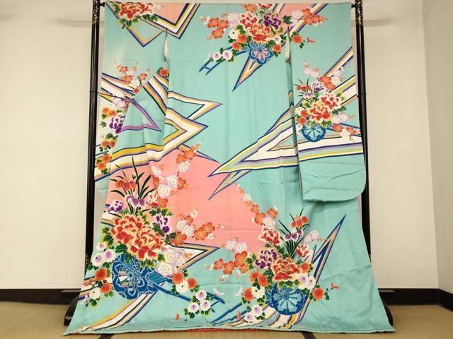 ■■■　サイズ　■■■ 身丈 182.5cm（肩から） 裄丈 64cm 袖丈 107cm　縫込み 6.5cm 袖幅 31cm 前幅 25cm 後幅 30.5cm 着物縫いこみ 内揚げ 0cm 裄 お袖側 約1.5cm　身頃側 約2cm ■■■　商品詳細　■■■ 【正絹・ふき綿仕立て・比翼仕立て・バチ衿】 状態は接写画像のように表地に汚れと変色、両袖前後に変色、胴裏に糸解けがございますが その他特に目立ったシミ汚れなどもなく大変良い状態です。 大変上質な逸品になります。 お安く出品致しますので、是非この機会にいかがでしょうか？ ■■■　注意事項　■■■ ■モニター発色の具合により色合いが異なる場合がございます。 ■寸法は多少の誤差が生じる場合がございますのでご了承ください。 ■縫込みの長さが左右非対称の場合は短い部分を記載しております。 左右非対称であってもご返品・お値引き等の保証は出来かねますので、ご了承の上ご購入をお願い致します。 ■シミ等のチェックには注意を払っておりますが、見落としがある場合もございますし、個人の見解も様々ですので神経質な方のご購入はお控えください。 ■箪笥に入っておりました着物や帯なので畳みシワや匂いがあるものもございます。 ■お休みは基本的に土日祝となりますが、その他臨時でお休みする場合がございますのでご了承ください。 ■商品の発送は平日のみの発送となります。 ■夜間と土曜、日曜日はお問い合わせの回答が遅れる場合がございます。 ■当店では、お直し、紋入れ、お手入れ等は承っておりません。 ■生地の状態（ヤケ、経年劣化等）によってはサイズ直しが出来ない場合がございます。 その点もどうかご了承のうえ、ご購入をお願いいたします。 ■弊社で取り扱う商品は一点ものにつき、時期や在庫状況に応じて金額が変更となる場合がございます。 ■検針は行っておりません。予めご了承いただきますようお願いいたします。 ■【洗える着物】と記載のある商品におきましては、商品お届け後に洗濯を行ってしまってからのご返品にはご対応しかねます。 念の為、専門店でのお手入れをお願いいたします。 ■写真に写っている物が全てになります。それ以外の付属品はございませんのでご了承ください。 ■状態に関する写真につきましては、掲載可能な写真枚数に限りがあるため、各箇所につき1枚参考画像を掲載しております。 ■着物のサイズ目安は下記を参考ください↓ ＜女性着物＞　お端折り次第で＋5cm　−1cmが着用可能サイズ 　例）身丈170cmの場合、身長160cm〜175cm ＜男性着物＞　身丈＋約25cm〜27cm程が適応身長 　例）身丈155cmの場合、身長180〜182cm