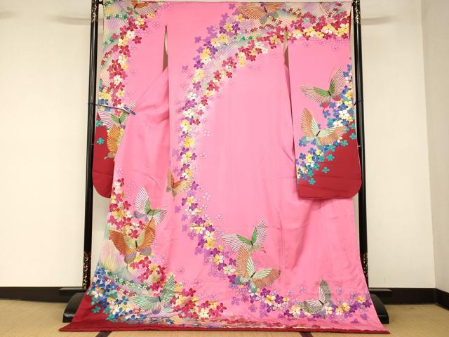 ■■■　サイズ　■■■ 身丈 184cm（肩から） 裄丈 65.5cm 袖丈 105cm　縫込み 4cm 袖幅 32cm 前幅 25cm 後幅 31cm 着物縫いこみ 内揚げ 0cm 裄 お袖側 約2cm　身頃側 約1cm ■■■　商品詳細　■■■ 【正絹・ふき綿仕立て・比翼仕立て・バチ衿】 状態は接写画像のようにふき綿部分・袖口・衿山・衿裏・胴裏・比翼に薄い汚れがございますが その他特に目立ったシミ汚れなどもなく大変良い状態です。 大変上質な逸品になります。 お安く出品致しますので、是非この機会にいかがでしょうか？ ■■■　注意事項　■■■ ■モニター発色の具合により色合いが異なる場合がございます。 ■寸法は多少の誤差が生じる場合がございますのでご了承ください。 ■縫込みの長さが左右非対称の場合は短い部分を記載しております。 左右非対称であってもご返品・お値引き等の保証は出来かねますので、ご了承の上ご購入をお願い致します。 ■シミ等のチェックには注意を払っておりますが、見落としがある場合もございますし、個人の見解も様々ですので神経質な方のご購入はお控えください。 ■箪笥に入っておりました着物や帯なので畳みシワや匂いがあるものもございます。 ■お休みは基本的に土日祝となりますが、その他臨時でお休みする場合がございますのでご了承ください。 ■商品の発送は平日のみの発送となります。 ■夜間と土曜、日曜日はお問い合わせの回答が遅れる場合がございます。 ■当店では、お直し、紋入れ、お手入れ等は承っておりません。 ■生地の状態（ヤケ、経年劣化等）によってはサイズ直しが出来ない場合がございます。 その点もどうかご了承のうえ、ご購入をお願いいたします。 ■弊社で取り扱う商品は一点ものにつき、時期や在庫状況に応じて金額が変更となる場合がございます。 ■検針は行っておりません。予めご了承いただきますようお願いいたします。 ■【洗える着物】と記載のある商品におきましては、商品お届け後に洗濯を行ってしまってからのご返品にはご対応しかねます。 念の為、専門店でのお手入れをお願いいたします。 ■写真に写っている物が全てになります。それ以外の付属品はございませんのでご了承ください。 ■状態に関する写真につきましては、掲載可能な写真枚数に限りがあるため、各箇所につき1枚参考画像を掲載しております。 ■着物のサイズ目安は下記を参考ください↓ ＜女性着物＞　お端折り次第で＋5cm　−1cmが着用可能サイズ 　例）身丈170cmの場合、身長160cm〜175cm ＜男性着物＞　身丈＋約25cm〜27cm程が適応身長 　例）身丈155cmの場合、身長180〜182cm