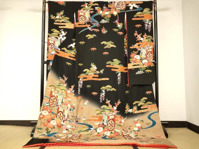 ■■■　サイズ　■■■ 身丈 197cm（肩から） 裄丈 65cm 袖丈 105cm　縫込み 5cm 袖幅 32cm 前幅 24.5cm 後幅 31cm 着物縫いこみ 内揚げ 0cm 裄 お袖側 約1cm　身頃側 約1cm ■■■　商品詳細　■■■ 【正絹・ふき綿仕立て・比翼仕立て】 状態は接写画像のように右袖後・胴裏に薄い汚れ、衿裏に文字がございますが その他特に目立ったシミ汚れなどもなく大変良い状態です。 大変上質な逸品になります。 お安く出品致しますので、是非この機会にいかがでしょうか？ ■■■　注意事項　■■■ ■モニター発色の具合により色合いが異なる場合がございます。 ■寸法は多少の誤差が生じる場合がございますのでご了承ください。 ■縫込みの長さが左右非対称の場合は短い部分を記載しております。 左右非対称であってもご返品・お値引き等の保証は出来かねますので、ご了承の上ご購入をお願い致します。 ■シミ等のチェックには注意を払っておりますが、見落としがある場合もございますし、個人の見解も様々ですので神経質な方のご購入はお控えください。 ■箪笥に入っておりました着物や帯なので畳みシワや匂いがあるものもございます。 ■お休みは基本的に土日祝となりますが、その他臨時でお休みする場合がございますのでご了承ください。 ■商品の発送は平日のみの発送となります。 ■夜間と土曜、日曜日はお問い合わせの回答が遅れる場合がございます。 ■当店では、お直し、紋入れ、お手入れ等は承っておりません。 ■生地の状態（ヤケ、経年劣化等）によってはサイズ直しが出来ない場合がございます。 その点もどうかご了承のうえ、ご購入をお願いいたします。 ■弊社で取り扱う商品は一点ものにつき、時期や在庫状況に応じて金額が変更となる場合がございます。 ■検針は行っておりません。予めご了承いただきますようお願いいたします。 ■【洗える着物】と記載のある商品におきましては、商品お届け後に洗濯を行ってしまってからのご返品にはご対応しかねます。 念の為、専門店でのお手入れをお願いいたします。 ■写真に写っている物が全てになります。それ以外の付属品はございませんのでご了承ください。 ■状態に関する写真につきましては、掲載可能な写真枚数に限りがあるため、各箇所につき1枚参考画像を掲載しております。 ■着物のサイズ目安は下記を参考ください↓ ＜女性着物＞　お端折り次第で＋5cm　−1cmが着用可能サイズ 　例）身丈170cmの場合、身長160cm〜175cm ＜男性着物＞　身丈＋約25cm〜27cm程が適応身長 　例）身丈155cmの場合、身長180〜182cm