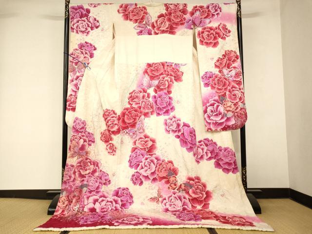 ■■■　サイズ　■■■ 身丈 199cm（肩から） 裄丈 68cm 袖丈 104.5cm　縫込み 5cm 袖幅 33.5cm 前幅 24.5cm 後幅 30cm 着物縫いこみ 内揚げ 0cm 裄 お袖側 約2cm　身頃側 約4cm ■■■　商品詳細　■■■ 【正絹・ふき綿仕立て】 状態は接写画像のように袖口・ふき綿部分・衿裏・胴裏に薄い汚れがございますが その他特に目立ったシミ汚れなどもなく大変良い状態です。 大変上質な逸品になります。 お安く出品致しますので、是非この機会にいかがでしょうか？ ■■■　注意事項　■■■ ■モニター発色の具合により色合いが異なる場合がございます。 ■寸法は多少の誤差が生じる場合がございますのでご了承ください。 ■縫込みの長さが左右非対称の場合は短い部分を記載しております。 左右非対称であってもご返品・お値引き等の保証は出来かねますので、ご了承の上ご購入をお願い致します。 ■シミ等のチェックには注意を払っておりますが、見落としがある場合もございますし、個人の見解も様々ですので神経質な方のご購入はお控えください。 ■箪笥に入っておりました着物や帯なので畳みシワや匂いがあるものもございます。 ■お休みは基本的に土日祝となりますが、その他臨時でお休みする場合がございますのでご了承ください。 ■商品の発送は平日のみの発送となります。 ■夜間と土曜、日曜日はお問い合わせの回答が遅れる場合がございます。 ■当店では、お直し、紋入れ、お手入れ等は承っておりません。 ■生地の状態（ヤケ、経年劣化等）によってはサイズ直しが出来ない場合がございます。 その点もどうかご了承のうえ、ご購入をお願いいたします。 ■弊社で取り扱う商品は一点ものにつき、時期や在庫状況に応じて金額が変更となる場合がございます。 ■検針は行っておりません。予めご了承いただきますようお願いいたします。 ■【洗える着物】と記載のある商品におきましては、商品お届け後に洗濯を行ってしまってからのご返品にはご対応しかねます。 念の為、専門店でのお手入れをお願いいたします。 ■写真に写っている物が全てになります。それ以外の付属品はございませんのでご了承ください。 ■状態に関する写真につきましては、掲載可能な写真枚数に限りがあるため、各箇所につき1枚参考画像を掲載しております。 ■着物のサイズ目安は下記を参考ください↓ ＜女性着物＞　お端折り次第で＋5cm　−1cmが着用可能サイズ 　例）身丈170cmの場合、身長160cm〜175cm ＜男性着物＞　身丈＋約25cm〜27cm程が適応身長 　例）身丈155cmの場合、身長180〜182cm