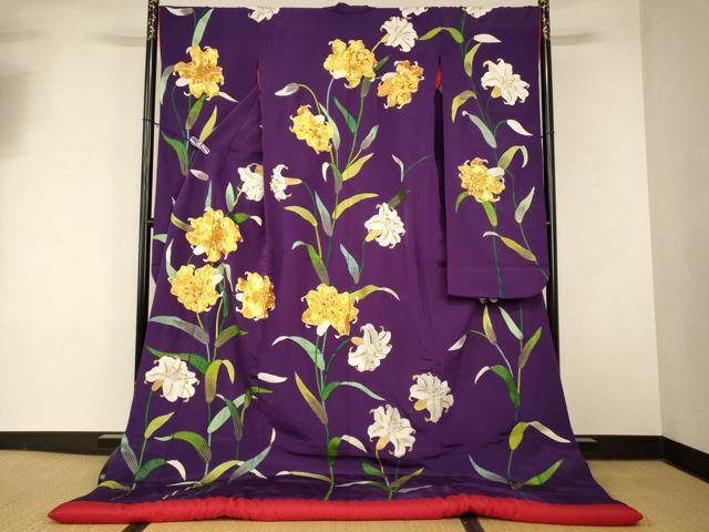 ■■■　サイズ　■■■ 身丈 202cm（肩から） 裄丈 67cm 袖丈 105.5cm　縫込み 7.5cm 袖幅 35cm 前幅 28cm 後幅 32.5cm 着物縫いこみ 内揚げ 0cm 裄 お袖側 約1.5cm　身頃側 約1cm ■■■　商品詳細　■■■ 【正絹・ふき綿仕立て】 状態は接写画像のように下前・右袖前後・下前おくみに薄い汚れがございますが その他特に目立ったシミ汚れなどもなく大変良い状態です。 大変上質な逸品になります。 お安く出品致しますので、是非この機会にいかがでしょうか？ ■■■　注意事項　■■■ ■モニター発色の具合により色合いが異なる場合がございます。 ■寸法は多少の誤差が生じる場合がございますのでご了承ください。 ■縫込みの長さが左右非対称の場合は短い部分を記載しております。 左右非対称であってもご返品・お値引き等の保証は出来かねますので、ご了承の上ご購入をお願い致します。 ■シミ等のチェックには注意を払っておりますが、見落としがある場合もございますし、個人の見解も様々ですので神経質な方のご購入はお控えください。 ■箪笥に入っておりました着物や帯なので畳みシワや匂いがあるものもございます。 ■お休みは基本的に土日祝となりますが、その他臨時でお休みする場合がございますのでご了承ください。 ■商品の発送は平日のみの発送となります。 ■夜間と土曜、日曜日はお問い合わせの回答が遅れる場合がございます。 ■当店では、お直し、紋入れ、お手入れ等は承っておりません。 ■生地の状態（ヤケ、経年劣化等）によってはサイズ直しが出来ない場合がございます。 その点もどうかご了承のうえ、ご購入をお願いいたします。 ■弊社で取り扱う商品は一点ものにつき、時期や在庫状況に応じて金額が変更となる場合がございます。 ■検針は行っておりません。予めご了承いただきますようお願いいたします。 ■【洗える着物】と記載のある商品におきましては、商品お届け後に洗濯を行ってしまってからのご返品にはご対応しかねます。 念の為、専門店でのお手入れをお願いいたします。 ■写真に写っている物が全てになります。 それ以外の付属品はございませんのでご了承ください。 ■状態に関する写真につきましては、掲載可能な写真枚数に限りがあるため、 各箇所につき1枚参考画像を掲載しております。 ■着物のサイズ目安は下記を参考ください↓ ＜女性着物＞　お端折り次第で＋5cm　−10cmが着用可能サイズ 　例）身丈170cmの場合、身長160cm〜175cm ＜男性着物＞　身丈＋約25cm〜27cm程が適応身長 　例）身丈155cmの場合、身長180cm〜182cm