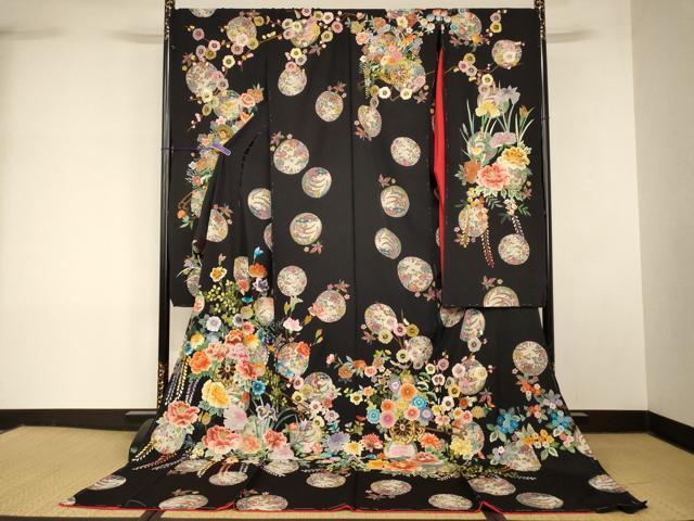 ■■■　サイズ　■■■ 反幅　37cm　八掛付き ※ご自身でお好みのサイズに仕立ててお召になっていただけます。 ■■■　商品詳細　■■■ 【正絹・未仕立て】 状態は接写画像のように両袖前後・袖口・後身頃に薄い汚れがございますが その他特に目立ったシミ汚れなどもなく大変良い状態です。 大変上質な逸品になります。 お安く出品致しますので、是非この機会にいかがでしょうか？ ■■■　注意事項　■■■ ■モニター発色の具合により色合いが異なる場合がございます。 ■寸法は多少の誤差が生じる場合がございますのでご了承ください。 ■縫込みの長さが左右非対称の場合は短い部分を記載しております。 左右非対称であってもご返品・お値引き等の保証は出来かねますので、ご了承の上ご購入をお願い致します。 ■シミ等のチェックには注意を払っておりますが、見落としがある場合もございますし、個人の見解も様々ですので神経質な方のご購入はお控えください。 ■箪笥に入っておりました着物や帯なので畳みシワや匂いがあるものもございます。 ■お休みは基本的に土日祝となりますが、その他臨時でお休みする場合がございますのでご了承ください。 ■商品の発送は平日のみの発送となります。 ■夜間と土曜、日曜日はお問い合わせの回答が遅れる場合がございます。 ■当店では、お直し、紋入れ、お手入れ等は承っておりません。 ■生地の状態（ヤケ、経年劣化等）によってはサイズ直しが出来ない場合がございます。 その点もどうかご了承のうえ、ご購入をお願いいたします。 ■弊社で取り扱う商品は一点ものにつき、時期や在庫状況に応じて金額が変更となる場合がございます。 ■検針は行っておりません。予めご了承いただきますようお願いいたします。 ■【洗える着物】と記載のある商品におきましては、商品お届け後に洗濯を行ってしまってからのご返品にはご対応しかねます。 念の為、専門店でのお手入れをお願いいたします。 ■写真に写っている物が全てになります。 それ以外の付属品はございませんのでご了承ください。 ■状態に関する写真につきましては、掲載可能な写真枚数に限りがあるため、 各箇所につき1枚参考画像を掲載しております。 ■着物のサイズ目安は下記を参考ください↓ ＜女性着物＞　お端折り次第で＋5cm　−10cmが着用可能サイズ 　例）身丈170cmの場合、身長160cm〜175cm ＜男性着物＞　身丈＋約25cm〜27cm程が適応身長 　例）身丈155cmの場合、身長180cm〜182cm