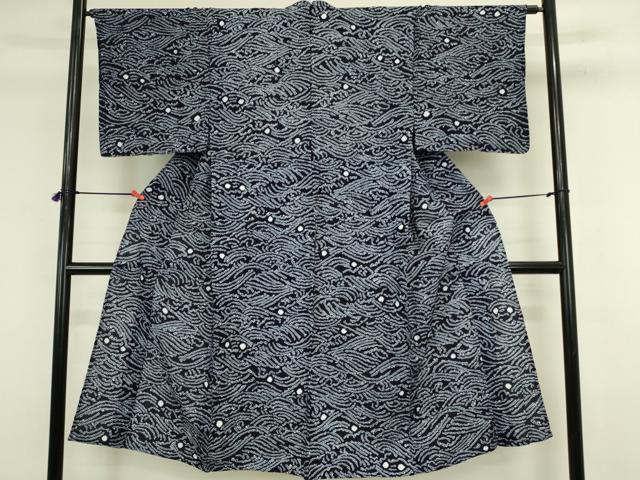 ■■■　サイズ　■■■ 身丈 135cm（肩から） 裄丈 64cm 袖丈 46cm　縫込み 3.5cm 袖幅 33.5cm 前幅 26cm 後幅 29.5cm 着物縫いこみ 内揚げ 5.5cm 裄 お袖側 約1cm　身頃側 約1cm ■■■　商品詳細　■■■ 【綿】 状態は接写画像のように居敷当てに薄い汚れがございますがその他表地は特に目立ったシミ汚れなどもなく大変良い状態です。 人気の高い“有松鳴海絞り”の浴衣でございます。 “鳴海絞り”ならではの表情を生み出す立体感と 淡いぼかしで息を吹き込まれ、 今にも動き出しそうな迫力を放っております。 夏祭りや花火大会、これから増えるイベントに連れ立って、 より夏をお楽しみ下さいませ。 大変上質な逸品になります。 お安く出品致しますので、是非この機会にいかがでしょうか？ ■■■　注意事項　■■■ ■モニター発色の具合により色合いが異なる場合がございます。 ■寸法は多少の誤差が生じる場合がございますのでご了承ください。 ■縫込みの長さが左右非対称の場合は短い部分を記載しております。 左右非対称であってもご返品・お値引き等の保証は出来かねますので、ご了承の上ご購入をお願い致します。 ■シミ等のチェックには注意を払っておりますが、見落としがある場合もございますし、個人の見解も様々ですので神経質な方のご購入はお控えください。 ■箪笥に入っておりました着物や帯なので畳みシワや匂いがあるものもございます。 ■お休みは基本的に土日祝となりますが、その他臨時でお休みする場合がございますのでご了承ください。 ■商品の発送は平日のみの発送となります。 ■夜間と土曜、日曜日はお問い合わせの回答が遅れる場合がございます。 ■当店では、お直し、紋入れ、お手入れ等は承っておりません。 ■生地の状態（ヤケ、経年劣化等）によってはサイズ直しが出来ない場合がございます。 その点もどうかご了承のうえ、ご購入をお願いいたします。 ■弊社で取り扱う商品は一点ものにつき、時期や在庫状況に応じて金額が変更となる場合がございます。 ■検針は行っておりません。予めご了承いただきますようお願いいたします。 ■【洗える着物】と記載のある商品におきましては、商品お届け後に洗濯を行ってしまってからのご返品にはご対応しかねます。 念の為、専門店でのお手入れをお願いいたします。 ■写真に写っている物が全てになります。それ以外の付属品はございませんのでご了承ください。 ■状態に関する写真につきましては、掲載可能な写真枚数に限りがあるため、各箇所につき1枚参考画像を掲載しております。 ■着物のサイズ目安は下記を参考ください↓ ＜女性着物＞　お端折り次第で＋5cm　−1cmが着用可能サイズ 　例）身丈170cmの場合、身長160cm〜175cm ＜男性着物＞　身丈＋約25cm〜27cm程が適応身長 　例）身丈155cmの場合、身長180〜182cm