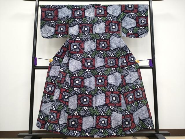 ■■■　サイズ　■■■ 身丈 155cm（肩から） 裄丈 67cm 袖丈 43cm　縫込み 2.5cm 袖幅 35cm 前幅 25.5cm 後幅 32cm 着物縫いこみ 内揚げ 0cm 裄 お袖側 約 0cm　身頃側 約 2.5cm ■■■　商品詳細　■■■ 【綿・バチ衿】 状態は接写画像のように、 居敷き当て・背当てに薄いシミ、衿山に薄い汚れがございますが その他特に目立ったシミ汚れなどもなく大変良い状態です。 人気の高い“有松鳴海絞り”の浴衣でございます。 “鳴海絞り”ならではの表情を生み出す立体感と 淡いぼかしで息を吹き込まれ、 今にも動き出しそうな迫力を放っております。 夏祭りや花火大会、これから増えるイベントに連れ立って、 より夏をお楽しみ下さいませ。 大変上質な極上の逸品になります。 お安く出品致しますので、是非この機会にいかがでしょうか？ ■■■　注意事項　■■■ ■モニター発色の具合により色合いが異なる場合がございます。 ■寸法は多少の誤差が生じる場合がございますのでご了承ください。 ■縫込みの長さが左右非対称の場合は短い部分を記載しております。 左右非対称であってもご返品・お値引き等の保証は出来かねますので、ご了承の上ご購入をお願い致します。 ■シミ等のチェックには注意を払っておりますが、見落としがある場合もございますし、個人の見解も様々ですので神経質な方のご購入はお控えください。 ■箪笥に入っておりました着物や帯なので畳みシワや匂いがあるものもございます。 ■お休みは基本的に土日祝となりますが、その他臨時でお休みする場合がございますのでご了承ください。 ■商品の発送は平日のみの発送となります。 ■夜間と土曜、日曜日はお問い合わせの回答が遅れる場合がございます。 ■当店では、お直し、紋入れ、お手入れ等は承っておりません。 ■生地の状態（ヤケ、経年劣化等）によってはサイズ直しが出来ない場合がございます。 その点もどうかご了承のうえ、ご購入をお願いいたします。 ■弊社で取り扱う商品は一点ものにつき、時期や在庫状況に応じて金額が変更となる場合がございます。 ■検針は行っておりません。予めご了承いただきますようお願いいたします。 ■【洗える着物】と記載のある商品におきましては、商品お届け後に洗濯を行ってしまってからのご返品にはご対応しかねます。 念の為、専門店でのお手入れをお願いいたします。 ■着物のサイズ目安は下記を参考ください↓ ＜女性着物＞　お端折り次第で＋5?　−10?が着用可能サイズ 　例）身丈170?の場合、身長160?〜175? ＜男性着物＞　身丈＋約25?〜27?程が適応身長 　例）身丈155?の場合、身長180〜182?