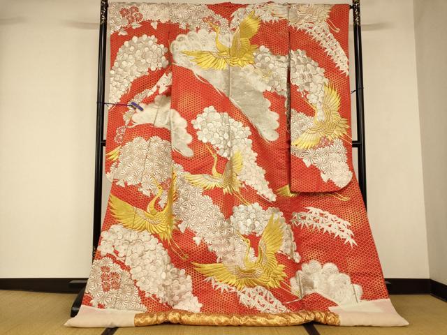 ■■■　サイズ　■■■ 身丈 181.5cm（肩から） 裄丈 64cm 袖丈 105cm　縫込み 6.5cm 袖幅 33cm 前幅 24cm 後幅 32.5cm 着物縫いこみ 内揚げ 0cm 裄 お袖側 約1.5cm　身頃側 約1cm ■■■　商品詳細　■■■ 【正絹・ふき綿仕立て】 状態は接写画像のようにふき綿部分に薄い汚れ、表地に汚れと糸解けがございますが その他特に目立ったシミ汚れなどもなく大変良い状態です。 大変上質な逸品になります。 お安く出品致しますので、是非この機会にいかがでしょうか？ ■■■　注意事項　■■■ ■モニター発色の具合により色合いが異なる場合がございます。 ■寸法は多少の誤差が生じる場合がございますのでご了承ください。 ■縫込みの長さが左右非対称の場合は短い部分を記載しております。 左右非対称であってもご返品・お値引き等の保証は出来かねますので、ご了承の上ご購入をお願い致します。 ■シミ等のチェックには注意を払っておりますが、見落としがある場合もございますし、個人の見解も様々ですので神経質な方のご購入はお控えください。 ■箪笥に入っておりました着物や帯なので畳みシワや匂いがあるものもございます。 ■お休みは基本的に土日祝となりますが、その他臨時でお休みする場合がございますのでご了承ください。 ■商品の発送は平日のみの発送となります。 ■夜間と土曜、日曜日はお問い合わせの回答が遅れる場合がございます。 ■当店では、お直し、紋入れ、お手入れ等は承っておりません。 ■生地の状態（ヤケ、経年劣化等）によってはサイズ直しが出来ない場合がございます。 その点もどうかご了承のうえ、ご購入をお願いいたします。 ■弊社で取り扱う商品は一点ものにつき、時期や在庫状況に応じて金額が変更となる場合がございます。 ■検針は行っておりません。予めご了承いただきますようお願いいたします。 ■【洗える着物】と記載のある商品におきましては、商品お届け後に洗濯を行ってしまってからのご返品にはご対応しかねます。 念の為、専門店でのお手入れをお願いいたします。 ■写真に写っている物が全てになります。 それ以外の付属品はございませんのでご了承ください。 ■状態に関する写真につきましては、掲載可能な写真枚数に限りがあるため、 各箇所につき1枚参考画像を掲載しております。 ■着物のサイズ目安は下記を参考ください↓ ＜女性着物＞　お端折り次第で＋5cm　−10cmが着用可能サイズ 　例）身丈170cmの場合、身長160cm〜175cm ＜男性着物＞　身丈＋約25cm〜27cm程が適応身長 　例）身丈155cmの場合、身長180cm〜182cm