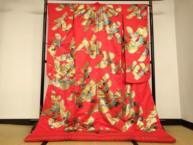 ■■■　サイズ　■■■ 身丈 194cm（肩から） 裄丈 66cm 袖丈 105cm　縫込み 0cm 袖幅 33cm 前幅 24cm 後幅 31cm 着物縫いこみ 内揚げ 0cm 裄 お袖側 約1cm　身頃側 約1cm ■■■　商品詳細　■■■ 【正絹・ふき綿仕立て】 状態は接写画像のようにふき綿部分に汚れと糸解け、袖口・下前・後身頃に薄い汚れがございますが その他特に目立ったシミ汚れなどもなく大変良い状態です。 大変上質な逸品になります。 お安く出品致しますので、是非この機会にいかがでしょうか？ ■■■　注意事項　■■■ ■モニター発色の具合により色合いが異なる場合がございます。 ■寸法は多少の誤差が生じる場合がございますのでご了承ください。 ■縫込みの長さが左右非対称の場合は短い部分を記載しております。 左右非対称であってもご返品・お値引き等の保証は出来かねますので、ご了承の上ご購入をお願い致します。 ■シミ等のチェックには注意を払っておりますが、見落としがある場合もございますし、個人の見解も様々ですので神経質な方のご購入はお控えください。 ■箪笥に入っておりました着物や帯なので畳みシワや匂いがあるものもございます。 ■お休みは基本的に土日祝となりますが、その他臨時でお休みする場合がございますのでご了承ください。 ■商品の発送は平日のみの発送となります。 ■夜間と土曜、日曜日はお問い合わせの回答が遅れる場合がございます。 ■当店では、お直し、紋入れ、お手入れ等は承っておりません。 ■生地の状態（ヤケ、経年劣化等）によってはサイズ直しが出来ない場合がございます。 その点もどうかご了承のうえ、ご購入をお願いいたします。 ■弊社で取り扱う商品は一点ものにつき、時期や在庫状況に応じて金額が変更となる場合がございます。 ■検針は行っておりません。予めご了承いただきますようお願いいたします。 ■【洗える着物】と記載のある商品におきましては、商品お届け後に洗濯を行ってしまってからのご返品にはご対応しかねます。 念の為、専門店でのお手入れをお願いいたします。 ■写真に写っている物が全てになります。 それ以外の付属品はございませんのでご了承ください。 ■状態に関する写真につきましては、掲載可能な写真枚数に限りがあるため、 各箇所につき1枚参考画像を掲載しております。 ■着物のサイズ目安は下記を参考ください↓ ＜女性着物＞　お端折り次第で＋5cm　−10cmが着用可能サイズ 　例）身丈170cmの場合、身長160cm〜175cm ＜男性着物＞　身丈＋約25cm〜27cm程が適応身長 　例）身丈155cmの場合、身長180cm〜182cm