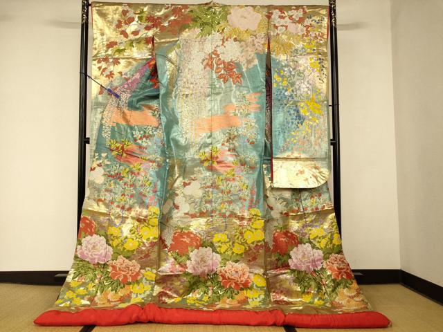 ■■■　サイズ　■■■ 身丈 195cm（肩から） 裄丈 66cm 袖丈 105cm　縫込み 8cm 袖幅 33cm 前幅 28cm 後幅 31cm 着物縫いこみ 内揚げ 0cm 裄 お袖側 約2cm　身頃側 約2cm ■■■　商品詳細　■■■ 【正絹・ふき綿仕立て】 状態は接写画像のように表地に擦れ、袖裏に糸解けがございますが その他特に目立ったシミ汚れなどもなく大変良い状態です。 大変上質な逸品になります。 お安く出品致しますので、是非この機会にいかがでしょうか？ ■■■　注意事項　■■■ ■モニター発色の具合により色合いが異なる場合がございます。 ■寸法は多少の誤差が生じる場合がございますのでご了承ください。 ■縫込みの長さが左右非対称の場合は短い部分を記載しております。 左右非対称であってもご返品・お値引き等の保証は出来かねますので、ご了承の上ご購入をお願い致します。 ■シミ等のチェックには注意を払っておりますが、見落としがある場合もございますし、個人の見解も様々ですので神経質な方のご購入はお控えください。 ■箪笥に入っておりました着物や帯なので畳みシワや匂いがあるものもございます。 ■お休みは基本的に土日祝となりますが、その他臨時でお休みする場合がございますのでご了承ください。 ■商品の発送は平日のみの発送となります。 ■夜間と土曜、日曜日はお問い合わせの回答が遅れる場合がございます。 ■当店では、お直し、紋入れ、お手入れ等は承っておりません。 ■生地の状態（ヤケ、経年劣化等）によってはサイズ直しが出来ない場合がございます。 その点もどうかご了承のうえ、ご購入をお願いいたします。 ■弊社で取り扱う商品は一点ものにつき、時期や在庫状況に応じて金額が変更となる場合がございます。 ■検針は行っておりません。予めご了承いただきますようお願いいたします。 ■【洗える着物】と記載のある商品におきましては、商品お届け後に洗濯を行ってしまってからのご返品にはご対応しかねます。 念の為、専門店でのお手入れをお願いいたします。 ■写真に写っている物が全てになります。 それ以外の付属品はございませんのでご了承ください。 ■状態に関する写真につきましては、掲載可能な写真枚数に限りがあるため、 各箇所につき1枚参考画像を掲載しております。 ■着物のサイズ目安は下記を参考ください↓ ＜女性着物＞　お端折り次第で＋5cm　−10cmが着用可能サイズ 　例）身丈170cmの場合、身長160cm〜175cm ＜男性着物＞　身丈＋約25cm〜27cm程が適応身長 　例）身丈155cmの場合、身長180cm〜182cm