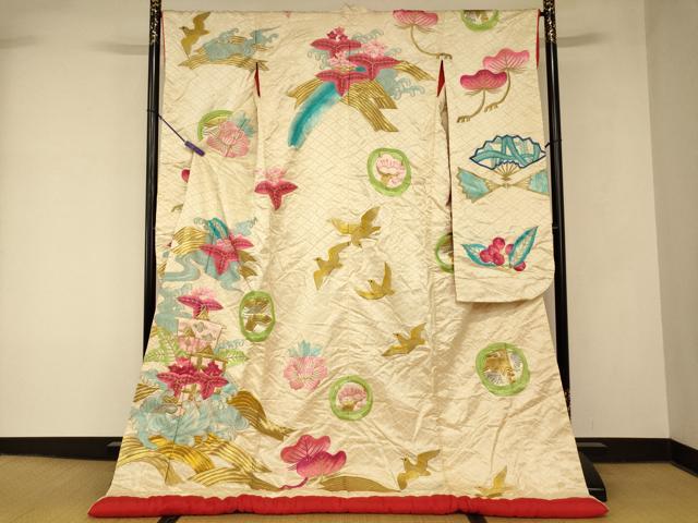 ■■■　サイズ　■■■ 身丈 184cm（肩から） 裄丈 64cm 袖丈 103.5cm　縫込み 2cm 袖幅 31cm 前幅 25cm 後幅 30cm 着物縫いこみ 内揚げ 0cm 裄 お袖側 約2cm　身頃側 約0cm ■■■　商品詳細　■■■ 【正絹・バチ衿・ふき綿仕立て】 状態は接写画像のように表地・袖口・衿・衿山・衿裏・胴裏・ふき綿部分に薄い汚れがございますが その他特に目立ったシミ汚れなどもなく大変良い状態です。 大変上質な逸品になります。 お安く出品致しますので、是非この機会にいかがでしょうか？ ■■■　注意事項　■■■ ■モニター発色の具合により色合いが異なる場合がございます。 ■寸法は多少の誤差が生じる場合がございますのでご了承ください。 ■縫込みの長さが左右非対称の場合は短い部分を記載しております。 左右非対称であってもご返品・お値引き等の保証は出来かねますので、ご了承の上ご購入をお願い致します。 ■シミ等のチェックには注意を払っておりますが、見落としがある場合もございますし、個人の見解も様々ですので神経質な方のご購入はお控えください。 ■箪笥に入っておりました着物や帯なので畳みシワや匂いがあるものもございます。 ■お休みは基本的に土日祝となりますが、その他臨時でお休みする場合がございますのでご了承ください。 ■商品の発送は平日のみの発送となります。 ■夜間と土曜、日曜日はお問い合わせの回答が遅れる場合がございます。 ■当店では、お直し、紋入れ、お手入れ等は承っておりません。 ■生地の状態（ヤケ、経年劣化等）によってはサイズ直しが出来ない場合がございます。 その点もどうかご了承のうえ、ご購入をお願いいたします。 ■弊社で取り扱う商品は一点ものにつき、時期や在庫状況に応じて金額が変更となる場合がございます。 ■検針は行っておりません。予めご了承いただきますようお願いいたします。 ■【洗える着物】と記載のある商品におきましては、商品お届け後に洗濯を行ってしまってからのご返品にはご対応しかねます。 念の為、専門店でのお手入れをお願いいたします。 ■写真に写っている物が全てになります。 それ以外の付属品はございませんのでご了承ください。 ■状態に関する写真につきましては、掲載可能な写真枚数に限りがあるため、 各箇所につき1枚参考画像を掲載しております。 ■着物のサイズ目安は下記を参考ください↓ ＜女性着物＞　お端折り次第で＋5cm　−10cmが着用可能サイズ 　例）身丈170cmの場合、身長160cm〜175cm ＜男性着物＞　身丈＋約25cm〜27cm程が適応身長 　例）身丈155cmの場合、身長180cm〜182cm
