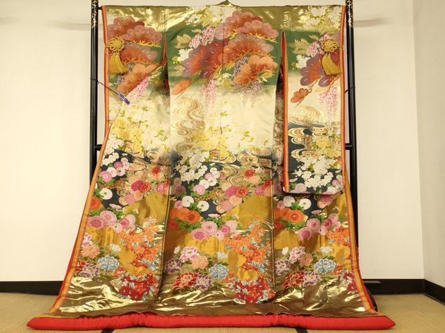 ■■■　サイズ　■■■ 身丈 194cm（肩から） 裄丈 64cm 袖丈 103cm　縫込み 5.5cm 袖幅 31cm 前幅 27cm 後幅 31cm 着物縫いこみ 内揚げ 0cm 裄 お袖側 約2cm　身頃側 約2cm ■■■　商品詳細　■■■ 【正絹・ふき綿仕立て・バチ衿・重ね衿：取り外し可能】 状態は接写画像のように比翼に色落ち、ふき綿部分に薄い汚れ、表地に糸解けがございますが その他特に目立ったシミ汚れなどもなく大変良い状態です。 大変上質な逸品になります。 お安く出品致しますので、是非この機会にいかがでしょうか？ ■■■　注意事項　■■■ ■モニター発色の具合により色合いが異なる場合がございます。 ■寸法は多少の誤差が生じる場合がございますのでご了承ください。 ■縫込みの長さが左右非対称の場合は短い部分を記載しております。 左右非対称であってもご返品・お値引き等の保証は出来かねますので、ご了承の上ご購入をお願い致します。 ■シミ等のチェックには注意を払っておりますが、見落としがある場合もございますし、個人の見解も様々ですので神経質な方のご購入はお控えください。 ■箪笥に入っておりました着物や帯なので畳みシワや匂いがあるものもございます。 ■お休みは基本的に土日祝となりますが、その他臨時でお休みする場合がございますのでご了承ください。 ■商品の発送は平日のみの発送となります。 ■夜間と土曜、日曜日はお問い合わせの回答が遅れる場合がございます。 ■当店では、お直し、紋入れ、お手入れ等は承っておりません。 ■生地の状態（ヤケ、経年劣化等）によってはサイズ直しが出来ない場合がございます。 その点もどうかご了承のうえ、ご購入をお願いいたします。 ■弊社で取り扱う商品は一点ものにつき、時期や在庫状況に応じて金額が変更となる場合がございます。 ■検針は行っておりません。予めご了承いただきますようお願いいたします。 ■【洗える着物】と記載のある商品におきましては、商品お届け後に洗濯を行ってしまってからのご返品にはご対応しかねます。 念の為、専門店でのお手入れをお願いいたします。 ■写真に写っている物が全てになります。 それ以外の付属品はございませんのでご了承ください。 ■状態に関する写真につきましては、掲載可能な写真枚数に限りがあるため、 各箇所につき1枚参考画像を掲載しております。 ■着物のサイズ目安は下記を参考ください↓ ＜女性着物＞　お端折り次第で＋5cm　−10cmが着用可能サイズ 　例）身丈170cmの場合、身長160cm〜175cm ＜男性着物＞　身丈＋約25cm〜27cm程が適応身長 　例）身丈155cmの場合、身長180cm〜182cm