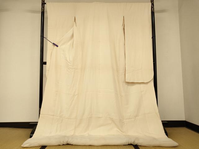 ■■■　サイズ　■■■ 身丈 194cm（肩から） 裄丈 66.5cm 袖丈 103cm　縫込み 6cm 袖幅 34cm 前幅 25cm 後幅 29cm 着物縫いこみ 内揚げ 0cm 裄 お袖側 約1cm　身頃側 約1cm ■■■　商品詳細　■■■ 【正絹・ふき綿仕立て】 状態は接写画像のようにふき綿カバー・左袖前・下前に薄い汚れがございますが その他特に目立ったシミ汚れなどもなく大変良い状態です。 大変上質な逸品になります。 お安く出品致しますので、是非この機会にいかがでしょうか？ ■■■　注意事項　■■■ ■モニター発色の具合により色合いが異なる場合がございます。 ■寸法は多少の誤差が生じる場合がございますのでご了承ください。 ■縫込みの長さが左右非対称の場合は短い部分を記載しております。 左右非対称であってもご返品・お値引き等の保証は出来かねますので、ご了承の上ご購入をお願い致します。 ■シミ等のチェックには注意を払っておりますが、見落としがある場合もございますし、個人の見解も様々ですので神経質な方のご購入はお控えください。 ■箪笥に入っておりました着物や帯なので畳みシワや匂いがあるものもございます。 ■お休みは基本的に土日祝となりますが、その他臨時でお休みする場合がございますのでご了承ください。 ■商品の発送は平日のみの発送となります。 ■夜間と土曜、日曜日はお問い合わせの回答が遅れる場合がございます。 ■当店では、お直し、紋入れ、お手入れ等は承っておりません。 ■生地の状態（ヤケ、経年劣化等）によってはサイズ直しが出来ない場合がございます。 その点もどうかご了承のうえ、ご購入をお願いいたします。 ■弊社で取り扱う商品は一点ものにつき、時期や在庫状況に応じて金額が変更となる場合がございます。 ■検針は行っておりません。予めご了承いただきますようお願いいたします。 ■【洗える着物】と記載のある商品におきましては、商品お届け後に洗濯を行ってしまってからのご返品にはご対応しかねます。 念の為、専門店でのお手入れをお願いいたします。 ■写真に写っている物が全てになります。 それ以外の付属品はございませんのでご了承ください。 ■状態に関する写真につきましては、掲載可能な写真枚数に限りがあるため、 各箇所につき1枚参考画像を掲載しております。 ■着物のサイズ目安は下記を参考ください↓ ＜女性着物＞　お端折り次第で＋5cm　−10cmが着用可能サイズ 　例）身丈170cmの場合、身長160cm〜175cm ＜男性着物＞　身丈＋約25cm〜27cm程が適応身長 　例）身丈155cmの場合、身長180cm〜182cm