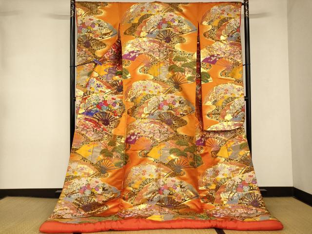 ■■■　サイズ　■■■ 身丈 198cm（肩から） 裄丈 66cm 袖丈 104cm　縫込み 4.5cm 袖幅 34cm 前幅 27cm 後幅 30.5cm 着物縫いこみ 内揚げ 0cm 裄 お袖側 約2cm　身頃側 約1cm ■■■　商品詳細　■■■ 【正絹・ふき綿仕立て】 状態は接写画像のようにふき綿部分・表地・胴裏に薄い汚れ、両袖前・衿裏に糸解け、袖口・袖裏に汚れと糸解けがございますが その他特に目立ったシミ汚れなどもなく大変良い状態です。 大変上質な逸品になります。 お安く出品致しますので、是非この機会にいかがでしょうか？ ■■■　注意事項　■■■ ■モニター発色の具合により色合いが異なる場合がございます。 ■寸法は多少の誤差が生じる場合がございますのでご了承ください。 ■縫込みの長さが左右非対称の場合は短い部分を記載しております。 左右非対称であってもご返品・お値引き等の保証は出来かねますので、ご了承の上ご購入をお願い致します。 ■シミ等のチェックには注意を払っておりますが、見落としがある場合もございますし、個人の見解も様々ですので神経質な方のご購入はお控えください。 ■箪笥に入っておりました着物や帯なので畳みシワや匂いがあるものもございます。 ■お休みは基本的に土日祝となりますが、その他臨時でお休みする場合がございますのでご了承ください。 ■商品の発送は平日のみの発送となります。 ■夜間と土曜、日曜日はお問い合わせの回答が遅れる場合がございます。 ■当店では、お直し、紋入れ、お手入れ等は承っておりません。 ■生地の状態（ヤケ、経年劣化等）によってはサイズ直しが出来ない場合がございます。 その点もどうかご了承のうえ、ご購入をお願いいたします。 ■弊社で取り扱う商品は一点ものにつき、時期や在庫状況に応じて金額が変更となる場合がございます。 ■検針は行っておりません。予めご了承いただきますようお願いいたします。 ■【洗える着物】と記載のある商品におきましては、商品お届け後に洗濯を行ってしまってからのご返品にはご対応しかねます。 念の為、専門店でのお手入れをお願いいたします。 ■写真に写っている物が全てになります。 それ以外の付属品はございませんのでご了承ください。 ■状態に関する写真につきましては、掲載可能な写真枚数に限りがあるため、 各箇所につき1枚参考画像を掲載しております。 ■着物のサイズ目安は下記を参考ください↓ ＜女性着物＞　お端折り次第で＋5cm　−10cmが着用可能サイズ 　例）身丈170cmの場合、身長160cm〜175cm ＜男性着物＞　身丈＋約25cm〜27cm程が適応身長 　例）身丈155cmの場合、身長180cm〜182cm