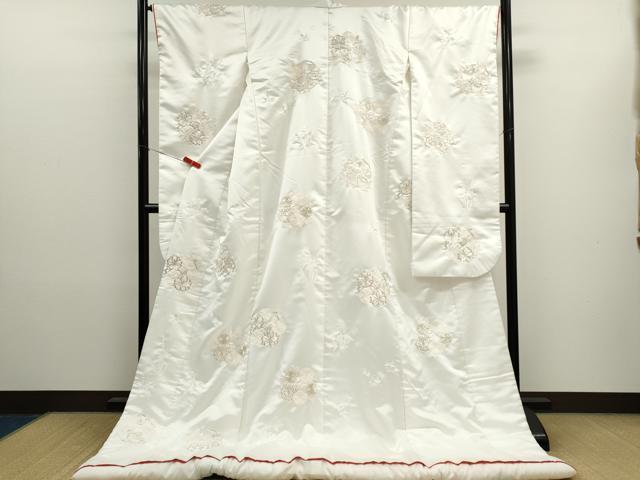 ■■■　サイズ　■■■ 身丈 186.5cm（肩から） 裄丈 65.5cm 袖丈 104cm　縫込み 4.5cm 袖幅 33.5cm 前幅 28.5cm 後幅 32.5cm 着物縫いこみ 内揚げ 0cm 裄 お袖側 約1cm　身頃側 約1cm ■■■　商品詳細　■■■ 【化繊・バチ衿】 状態は接写画像のように表地所々・ふき綿・胴裏に色移り・薄い汚れ、 胴裏の左袖付けに糸解けがございます。 ぜひお手入れをされてお召しになられてはいかがでしょうか。 お安く出品致しますので、是非この機会にいかがでしょうか？ ■■■　注意事項　■■■ ■モニター発色の具合により色合いが異なる場合がございます。 ■寸法は多少の誤差が生じる場合がございますのでご了承ください。 ■縫込みの長さが左右非対称の場合は短い部分を記載しております。 左右非対称であってもご返品・お値引き等の保証は出来かねますので、ご了承の上ご購入をお願い致します。 ■シミ等のチェックには注意を払っておりますが、見落としがある場合もございますし、個人の見解も様々ですので神経質な方のご購入はお控えください。 ■箪笥に入っておりました着物や帯なので畳みシワや匂いがあるものもございます。 ■お休みは基本的に土日祝となりますが、その他臨時でお休みする場合がございますのでご了承ください。 ■商品の発送は平日のみの発送となります。 ■夜間と土曜、日曜日はお問い合わせの回答が遅れる場合がございます。 ■当店では、お直し、紋入れ、お手入れ等は承っておりません。 ■生地の状態（ヤケ、経年劣化等）によってはサイズ直しが出来ない場合がございます。 その点もどうかご了承のうえ、ご購入をお願いいたします。 ■弊社で取り扱う商品は一点ものにつき、時期や在庫状況に応じて金額が変更となる場合がございます。 ■検針は行っておりません。予めご了承いただきますようお願いいたします。 ■【洗える着物】と記載のある商品におきましては、商品お届け後に洗濯を行ってしまってからのご返品にはご対応しかねます。 念の為、専門店でのお手入れをお願いいたします。 ■写真に写っている物が全てになります。 それ以外の付属品はございませんのでご了承ください。 ■状態に関する写真につきましては、掲載可能な写真枚数に限りがあるため、 各箇所につき1枚参考画像を掲載しております。 ■着物のサイズ目安は下記を参考ください↓ ＜女性着物＞　お端折り次第で＋5cm　−10cmが着用可能サイズ 　例）身丈170cmの場合、身長160cm〜175cm ＜男性着物＞　身丈＋約25cm〜27cm程が適応身長 　例）身丈155cmの場合、身長180cm〜182cm