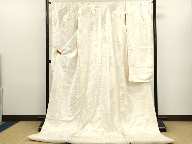 ■■■　サイズ　■■■ 身丈 189cm（肩から） 裄丈 64cm 袖丈 104.5cm　縫込み 9cm 袖幅 33cm 前幅 28cm 後幅 30.5cm 着物縫いこみ 内揚げ 0cm 裄 お袖側 約0.5cm　身頃側 約0cm ■■■　商品詳細　■■■ 【正絹】 状態は接写画像のように両袖口・胴裏に薄い汚れ、衿裏にペン書きがございますが その他特に目立ったシミ汚れなどもなく大変良い状態です。 大変上質な逸品になります。 お安く出品致しますので、是非この機会にいかがでしょうか？ ■■■　注意事項　■■■ ■モニター発色の具合により色合いが異なる場合がございます。 ■寸法は多少の誤差が生じる場合がございますのでご了承ください。 ■縫込みの長さが左右非対称の場合は短い部分を記載しております。 左右非対称であってもご返品・お値引き等の保証は出来かねますので、ご了承の上ご購入をお願い致します。 ■シミ等のチェックには注意を払っておりますが、見落としがある場合もございますし、個人の見解も様々ですので神経質な方のご購入はお控えください。 ■箪笥に入っておりました着物や帯なので畳みシワや匂いがあるものもございます。 ■お休みは基本的に土日祝となりますが、その他臨時でお休みする場合がございますのでご了承ください。 ■商品の発送は平日のみの発送となります。 ■夜間と土曜、日曜日はお問い合わせの回答が遅れる場合がございます。 ■当店では、お直し、紋入れ、お手入れ等は承っておりません。 ■生地の状態（ヤケ、経年劣化等）によってはサイズ直しが出来ない場合がございます。 その点もどうかご了承のうえ、ご購入をお願いいたします。 ■弊社で取り扱う商品は一点ものにつき、時期や在庫状況に応じて金額が変更となる場合がございます。 ■検針は行っておりません。予めご了承いただきますようお願いいたします。 ■【洗える着物】と記載のある商品におきましては、商品お届け後に洗濯を行ってしまってからのご返品にはご対応しかねます。 念の為、専門店でのお手入れをお願いいたします。 ■写真に写っている物が全てになります。 それ以外の付属品はございませんのでご了承ください。 ■状態に関する写真につきましては、掲載可能な写真枚数に限りがあるため、 各箇所につき1枚参考画像を掲載しております。 ■着物のサイズ目安は下記を参考ください↓ ＜女性着物＞　お端折り次第で＋5cm　−10cmが着用可能サイズ 　例）身丈170cmの場合、身長160cm〜175cm ＜男性着物＞　身丈＋約25cm〜27cm程が適応身長 　例）身丈155cmの場合、身長180cm〜182cm