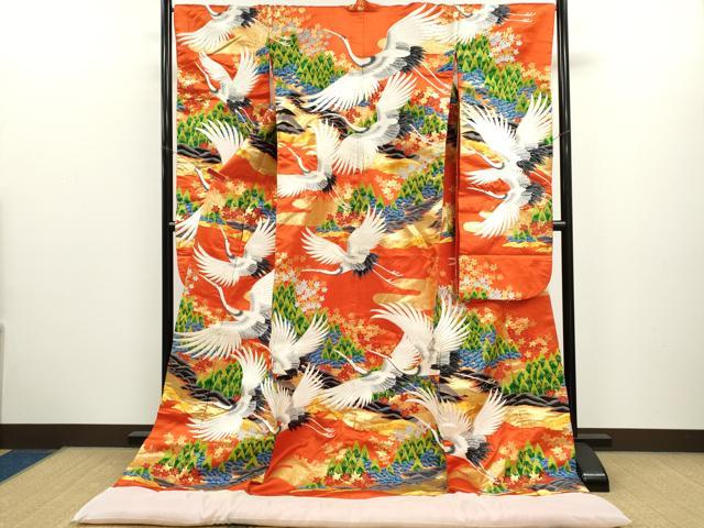 ■■■　サイズ　■■■ 身丈 192cm（肩から） 裄丈 66cm 袖丈 103.5cm　縫込み 6cm 袖幅 32.5cm 前幅 28cm 後幅 31.5cm 着物縫いこみ 内揚げ 0cm 裄 お袖側 約0.5cm　身頃側 約0.5cm ■■■　商品詳細　■■■ 【正絹】 状態は接写画像のように表地所々・衿裏・胴裏に薄い汚れがございます。 大変上質な逸品になりますのでぜひお手入れをされてお召しになられてはいかがでしょうか。 お安く出品致しますので、是非この機会にいかがでしょうか？ ■■■　注意事項　■■■ ■モニター発色の具合により色合いが異なる場合がございます。 ■寸法は多少の誤差が生じる場合がございますのでご了承ください。 ■縫込みの長さが左右非対称の場合は短い部分を記載しております。 左右非対称であってもご返品・お値引き等の保証は出来かねますので、ご了承の上ご購入をお願い致します。 ■シミ等のチェックには注意を払っておりますが、見落としがある場合もございますし、個人の見解も様々ですので神経質な方のご購入はお控えください。 ■箪笥に入っておりました着物や帯なので畳みシワや匂いがあるものもございます。 ■お休みは基本的に土日祝となりますが、その他臨時でお休みする場合がございますのでご了承ください。 ■商品の発送は平日のみの発送となります。 ■夜間と土曜、日曜日はお問い合わせの回答が遅れる場合がございます。 ■当店では、お直し、紋入れ、お手入れ等は承っておりません。 ■生地の状態（ヤケ、経年劣化等）によってはサイズ直しが出来ない場合がございます。 その点もどうかご了承のうえ、ご購入をお願いいたします。 ■弊社で取り扱う商品は一点ものにつき、時期や在庫状況に応じて金額が変更となる場合がございます。 ■検針は行っておりません。予めご了承いただきますようお願いいたします。 ■【洗える着物】と記載のある商品におきましては、商品お届け後に洗濯を行ってしまってからのご返品にはご対応しかねます。 念の為、専門店でのお手入れをお願いいたします。 ■写真に写っている物が全てになります。 それ以外の付属品はございませんのでご了承ください。 ■状態に関する写真につきましては、掲載可能な写真枚数に限りがあるため、 各箇所につき1枚参考画像を掲載しております。 ■着物のサイズ目安は下記を参考ください↓ ＜女性着物＞　お端折り次第で＋5cm　−10cmが着用可能サイズ 　例）身丈170cmの場合、身長160cm〜175cm ＜男性着物＞　身丈＋約25cm〜27cm程が適応身長 　例）身丈155cmの場合、身長180cm〜182cm