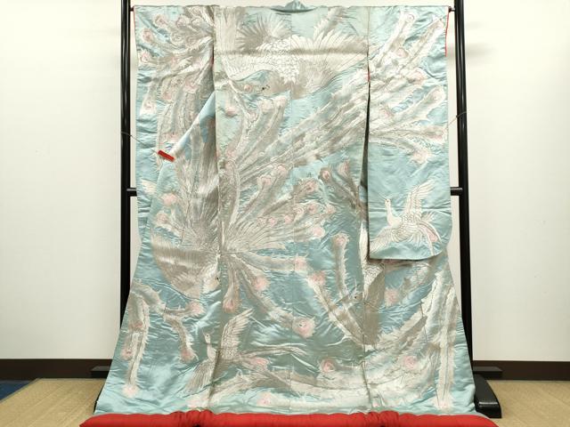 ■■■　サイズ　■■■ 身丈 178cm（肩から） 裄丈 65cm 袖丈 104.5cm　縫込み 4cm 袖幅 32.5cm 前幅 26cm 後幅 32cm 着物縫いこみ 内揚げ 0cm 裄 お袖側 約0.5cm　身頃側 約0.5cm ■■■　商品詳細　■■■ 【正絹】 状態は接写画像のように表地所々・ふき綿に薄い汚れ、左袖付けに糸解けがございます。 大変上質な逸品になりますのでぜひお手入れをされてお召しになられてはいかがでしょうか。 お安く出品致しますので、是非この機会にいかがでしょうか？ ■■■　注意事項　■■■ ■モニター発色の具合により色合いが異なる場合がございます。 ■寸法は多少の誤差が生じる場合がございますのでご了承ください。 ■縫込みの長さが左右非対称の場合は短い部分を記載しております。 左右非対称であってもご返品・お値引き等の保証は出来かねますので、ご了承の上ご購入をお願い致します。 ■シミ等のチェックには注意を払っておりますが、見落としがある場合もございますし、個人の見解も様々ですので神経質な方のご購入はお控えください。 ■箪笥に入っておりました着物や帯なので畳みシワや匂いがあるものもございます。 ■お休みは基本的に土日祝となりますが、その他臨時でお休みする場合がございますのでご了承ください。 ■商品の発送は平日のみの発送となります。 ■夜間と土曜、日曜日はお問い合わせの回答が遅れる場合がございます。 ■当店では、お直し、紋入れ、お手入れ等は承っておりません。 ■生地の状態（ヤケ、経年劣化等）によってはサイズ直しが出来ない場合がございます。 その点もどうかご了承のうえ、ご購入をお願いいたします。 ■弊社で取り扱う商品は一点ものにつき、時期や在庫状況に応じて金額が変更となる場合がございます。 ■検針は行っておりません。予めご了承いただきますようお願いいたします。 ■【洗える着物】と記載のある商品におきましては、商品お届け後に洗濯を行ってしまってからのご返品にはご対応しかねます。 念の為、専門店でのお手入れをお願いいたします。 ■写真に写っている物が全てになります。 それ以外の付属品はございませんのでご了承ください。 ■状態に関する写真につきましては、掲載可能な写真枚数に限りがあるため、 各箇所につき1枚参考画像を掲載しております。 ■着物のサイズ目安は下記を参考ください↓ ＜女性着物＞　お端折り次第で＋5cm　−10cmが着用可能サイズ 　例）身丈170cmの場合、身長160cm〜175cm ＜男性着物＞　身丈＋約25cm〜27cm程が適応身長 　例）身丈155cmの場合、身長180cm〜182cm