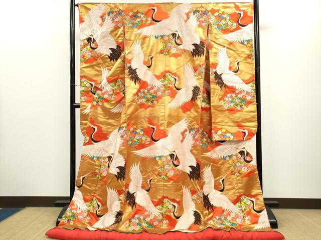 ■■■　サイズ　■■■ 身丈 183.5cm（肩から） 裄丈 65.5cm 袖丈 103.5cm　縫込み 6cm 袖幅 33cm 前幅 27.5cm 後幅 32cm 着物縫いこみ 内揚げ 0cm 裄 お袖側 約1cm　身頃側 約0cm ■■■　商品詳細　■■■ 【正絹】 状態は接写画像のように表地所々に糸よれ・薄い汚れ、胴裏・ふき綿に薄い汚れがございます。 大変上質な逸品になりますのでぜひお手入れをされてお召しになられてはいかがでしょうか。 お安く出品致しますので、是非この機会にいかがでしょうか？ ■■■　注意事項　■■■ ■モニター発色の具合により色合いが異なる場合がございます。 ■寸法は多少の誤差が生じる場合がございますのでご了承ください。 ■縫込みの長さが左右非対称の場合は短い部分を記載しております。 左右非対称であってもご返品・お値引き等の保証は出来かねますので、ご了承の上ご購入をお願い致します。 ■シミ等のチェックには注意を払っておりますが、見落としがある場合もございますし、個人の見解も様々ですので神経質な方のご購入はお控えください。 ■箪笥に入っておりました着物や帯なので畳みシワや匂いがあるものもございます。 ■お休みは基本的に土日祝となりますが、その他臨時でお休みする場合がございますのでご了承ください。 ■商品の発送は平日のみの発送となります。 ■夜間と土曜、日曜日はお問い合わせの回答が遅れる場合がございます。 ■当店では、お直し、紋入れ、お手入れ等は承っておりません。 ■生地の状態（ヤケ、経年劣化等）によってはサイズ直しが出来ない場合がございます。 その点もどうかご了承のうえ、ご購入をお願いいたします。 ■弊社で取り扱う商品は一点ものにつき、時期や在庫状況に応じて金額が変更となる場合がございます。 ■検針は行っておりません。予めご了承いただきますようお願いいたします。 ■【洗える着物】と記載のある商品におきましては、商品お届け後に洗濯を行ってしまってからのご返品にはご対応しかねます。 念の為、専門店でのお手入れをお願いいたします。 ■写真に写っている物が全てになります。 それ以外の付属品はございませんのでご了承ください。 ■状態に関する写真につきましては、掲載可能な写真枚数に限りがあるため、 各箇所につき1枚参考画像を掲載しております。 ■着物のサイズ目安は下記を参考ください↓ ＜女性着物＞　お端折り次第で＋5cm　−10cmが着用可能サイズ 　例）身丈170cmの場合、身長160cm〜175cm ＜男性着物＞　身丈＋約25cm〜27cm程が適応身長 　例）身丈155cmの場合、身長180cm〜182cm