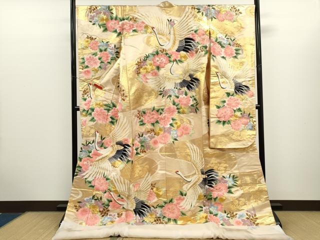 ■■■　サイズ　■■■ 身丈 180.5cm（肩から） 裄丈 68cm 袖丈 108cm　縫込み 2.5cm 袖幅 34cm 前幅 26cm 後幅 31.5cm 着物縫いこみ 内揚げ 0cm 裄 お袖側 約1.5cm　身頃側 約0cm ■■■　商品詳細　■■■ 【正絹】 状態は接写画像のようにふき綿・下前・胴裏に薄い汚れがございますが その他特に目立ったシミ汚れなどもなく大変良い状態です。 大変上質な逸品になります。 お安く出品致しますので、是非この機会にいかがでしょうか？ ※写真ではふき綿にカバーがございますが、汚れていた為外しております。 ■■■　注意事項　■■■ ■モニター発色の具合により色合いが異なる場合がございます。 ■寸法は多少の誤差が生じる場合がございますのでご了承ください。 ■縫込みの長さが左右非対称の場合は短い部分を記載しております。 左右非対称であってもご返品・お値引き等の保証は出来かねますので、ご了承の上ご購入をお願い致します。 ■シミ等のチェックには注意を払っておりますが、見落としがある場合もございますし、個人の見解も様々ですので神経質な方のご購入はお控えください。 ■箪笥に入っておりました着物や帯なので畳みシワや匂いがあるものもございます。 ■お休みは基本的に土日祝となりますが、その他臨時でお休みする場合がございますのでご了承ください。 ■商品の発送は平日のみの発送となります。 ■夜間と土曜、日曜日はお問い合わせの回答が遅れる場合がございます。 ■当店では、お直し、紋入れ、お手入れ等は承っておりません。 ■生地の状態（ヤケ、経年劣化等）によってはサイズ直しが出来ない場合がございます。 その点もどうかご了承のうえ、ご購入をお願いいたします。 ■弊社で取り扱う商品は一点ものにつき、時期や在庫状況に応じて金額が変更となる場合がございます。 ■検針は行っておりません。予めご了承いただきますようお願いいたします。 ■【洗える着物】と記載のある商品におきましては、商品お届け後に洗濯を行ってしまってからのご返品にはご対応しかねます。 念の為、専門店でのお手入れをお願いいたします。 ■写真に写っている物が全てになります。 それ以外の付属品はございませんのでご了承ください。 ■状態に関する写真につきましては、掲載可能な写真枚数に限りがあるため、 各箇所につき1枚参考画像を掲載しております。 ■着物のサイズ目安は下記を参考ください↓ ＜女性着物＞　お端折り次第で＋5cm　−10cmが着用可能サイズ 　例）身丈170cmの場合、身長160cm〜175cm ＜男性着物＞　身丈＋約25cm〜27cm程が適応身長 　例）身丈155cmの場合、身長180cm〜182cm