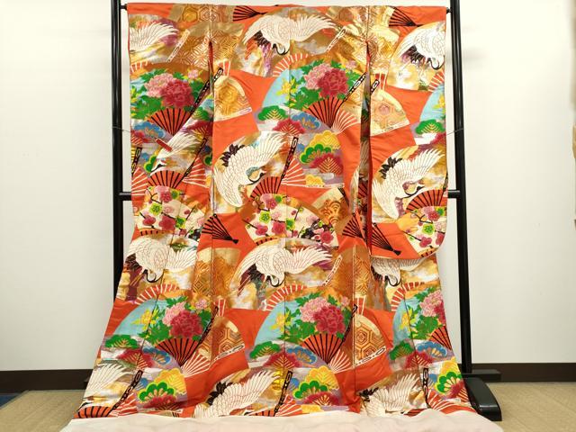 ■■■　サイズ　■■■ 身丈 180cm（肩から） 裄丈 65.5cm 袖丈 104cm　縫込み 5.5cm 袖幅 32cm 前幅 28cm 後幅 33cm 着物縫いこみ 内揚げ 0cm 裄 お袖側 約1.5cm　身頃側 約0cm ■■■　商品詳細　■■■ 【正絹】 状態は接写画像のように衿にスレ、胴裏に薄い汚れがございますが その他特に目立ったシミ汚れなどもなく大変良い状態です。 大変上質な逸品になります。 お安く出品致しますので、是非この機会にいかがでしょうか？ ■■■　注意事項　■■■ ■モニター発色の具合により色合いが異なる場合がございます。 ■寸法は多少の誤差が生じる場合がございますのでご了承ください。 ■縫込みの長さが左右非対称の場合は短い部分を記載しております。 左右非対称であってもご返品・お値引き等の保証は出来かねますので、ご了承の上ご購入をお願い致します。 ■シミ等のチェックには注意を払っておりますが、見落としがある場合もございますし、個人の見解も様々ですので神経質な方のご購入はお控えください。 ■箪笥に入っておりました着物や帯なので畳みシワや匂いがあるものもございます。 ■お休みは基本的に土日祝となりますが、その他臨時でお休みする場合がございますのでご了承ください。 ■商品の発送は平日のみの発送となります。 ■夜間と土曜、日曜日はお問い合わせの回答が遅れる場合がございます。 ■当店では、お直し、紋入れ、お手入れ等は承っておりません。 ■生地の状態（ヤケ、経年劣化等）によってはサイズ直しが出来ない場合がございます。 その点もどうかご了承のうえ、ご購入をお願いいたします。 ■弊社で取り扱う商品は一点ものにつき、時期や在庫状況に応じて金額が変更となる場合がございます。 ■検針は行っておりません。予めご了承いただきますようお願いいたします。 ■【洗える着物】と記載のある商品におきましては、商品お届け後に洗濯を行ってしまってからのご返品にはご対応しかねます。 念の為、専門店でのお手入れをお願いいたします。 ■写真に写っている物が全てになります。 それ以外の付属品はございませんのでご了承ください。 ■状態に関する写真につきましては、掲載可能な写真枚数に限りがあるため、 各箇所につき1枚参考画像を掲載しております。 ■着物のサイズ目安は下記を参考ください↓ ＜女性着物＞　お端折り次第で＋5cm　−10cmが着用可能サイズ 　例）身丈170cmの場合、身長160cm〜175cm ＜男性着物＞　身丈＋約25cm〜27cm程が適応身長 　例）身丈155cmの場合、身長180cm〜182cm