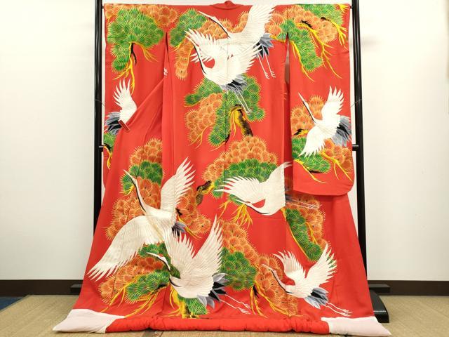 ■■■　サイズ　■■■ 身丈 179cm（肩から） 裄丈 66cm 袖丈 103.5cm　縫込み 3cm 袖幅 32cm 前幅 25.5cm 後幅 32cm 着物縫いこみ 内揚げ 0cm 裄 お袖側 約1cm　身頃側 約1.5cm ■■■　商品詳細　■■■ 【正絹】 状態は接写画像のようにおくみ・上前・後身頃・衿裏に薄い汚れがございます。 大変上質な逸品になりますのでぜひお手入れをされてお召しになられてはいかがでしょうか。 お安く出品致しますので、是非この機会にいかがでしょうか？ ■■■　注意事項　■■■ ■モニター発色の具合により色合いが異なる場合がございます。 ■寸法は多少の誤差が生じる場合がございますのでご了承ください。 ■縫込みの長さが左右非対称の場合は短い部分を記載しております。 左右非対称であってもご返品・お値引き等の保証は出来かねますので、ご了承の上ご購入をお願い致します。 ■シミ等のチェックには注意を払っておりますが、見落としがある場合もございますし、個人の見解も様々ですので神経質な方のご購入はお控えください。 ■箪笥に入っておりました着物や帯なので畳みシワや匂いがあるものもございます。 ■お休みは基本的に土日祝となりますが、その他臨時でお休みする場合がございますのでご了承ください。 ■商品の発送は平日のみの発送となります。 ■夜間と土曜、日曜日はお問い合わせの回答が遅れる場合がございます。 ■当店では、お直し、紋入れ、お手入れ等は承っておりません。 ■生地の状態（ヤケ、経年劣化等）によってはサイズ直しが出来ない場合がございます。 その点もどうかご了承のうえ、ご購入をお願いいたします。 ■弊社で取り扱う商品は一点ものにつき、時期や在庫状況に応じて金額が変更となる場合がございます。 ■検針は行っておりません。予めご了承いただきますようお願いいたします。 ■【洗える着物】と記載のある商品におきましては、商品お届け後に洗濯を行ってしまってからのご返品にはご対応しかねます。 念の為、専門店でのお手入れをお願いいたします。 ■写真に写っている物が全てになります。 それ以外の付属品はございませんのでご了承ください。 ■状態に関する写真につきましては、掲載可能な写真枚数に限りがあるため、 各箇所につき1枚参考画像を掲載しております。 ■着物のサイズ目安は下記を参考ください↓ ＜女性着物＞　お端折り次第で＋5cm　−10cmが着用可能サイズ 　例）身丈170cmの場合、身長160cm〜175cm ＜男性着物＞　身丈＋約25cm〜27cm程が適応身長 　例）身丈155cmの場合、身長180cm〜182cm