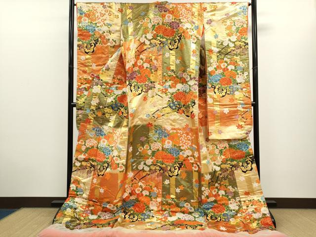 ■■■　サイズ　■■■ 身丈 193.5cm（肩から） 裄丈 64.5cm 袖丈 104.5cm　縫込み 3.5cm 袖幅 32.5cm 前幅 28cm 後幅 31.5cm 着物縫いこみ 内揚げ 0cm 裄 お袖側 約1cm　身頃側 約1.5cm ■■■　商品詳細　■■■ 【正絹】 状態は接写画像のようにふき綿・紐・胴裏に薄い汚れがございますが その他特に目立ったシミ汚れなどもなく大変良い状態です。 大変上質な逸品になります。 お安く出品致しますので、是非この機会にいかがでしょうか？ ■■■　注意事項　■■■ ■モニター発色の具合により色合いが異なる場合がございます。 ■寸法は多少の誤差が生じる場合がございますのでご了承ください。 ■縫込みの長さが左右非対称の場合は短い部分を記載しております。 左右非対称であってもご返品・お値引き等の保証は出来かねますので、ご了承の上ご購入をお願い致します。 ■シミ等のチェックには注意を払っておりますが、見落としがある場合もございますし、個人の見解も様々ですので神経質な方のご購入はお控えください。 ■箪笥に入っておりました着物や帯なので畳みシワや匂いがあるものもございます。 ■お休みは基本的に土日祝となりますが、その他臨時でお休みする場合がございますのでご了承ください。 ■商品の発送は平日のみの発送となります。 ■夜間と土曜、日曜日はお問い合わせの回答が遅れる場合がございます。 ■当店では、お直し、紋入れ、お手入れ等は承っておりません。 ■生地の状態（ヤケ、経年劣化等）によってはサイズ直しが出来ない場合がございます。 その点もどうかご了承のうえ、ご購入をお願いいたします。 ■弊社で取り扱う商品は一点ものにつき、時期や在庫状況に応じて金額が変更となる場合がございます。 ■検針は行っておりません。予めご了承いただきますようお願いいたします。 ■【洗える着物】と記載のある商品におきましては、商品お届け後に洗濯を行ってしまってからのご返品にはご対応しかねます。 念の為、専門店でのお手入れをお願いいたします。 ■写真に写っている物が全てになります。 それ以外の付属品はございませんのでご了承ください。 ■状態に関する写真につきましては、掲載可能な写真枚数に限りがあるため、 各箇所につき1枚参考画像を掲載しております。 ■着物のサイズ目安は下記を参考ください↓ ＜女性着物＞　お端折り次第で＋5cm　−10cmが着用可能サイズ 　例）身丈170cmの場合、身長160cm〜175cm ＜男性着物＞　身丈＋約25cm〜27cm程が適応身長 　例）身丈155cmの場合、身長180cm〜182cm