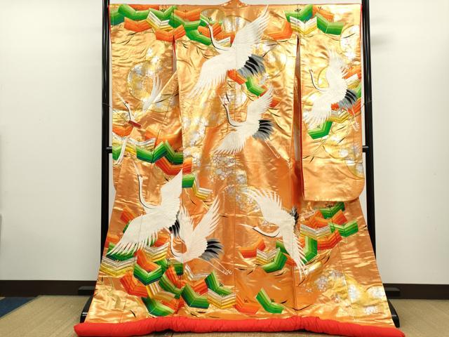 ■■■　サイズ　■■■ 身丈 181cm（肩から） 裄丈 66.5cm 袖丈 104.5cm　縫込み 5cm 袖幅 33.5cm 前幅 26cm 後幅 32cm 着物縫いこみ 内揚げ 0cm 裄 お袖側 約1cm　身頃側 約2cm ■■■　商品詳細　■■■ 【正絹】 状態は接写画像のようにふき綿・表地白場・両袖口に薄い汚れ、表地に箔の剥がれがございます。 大変上質な逸品になりますのでぜひお手入れをされてお召しになられてはいかがでしょうか。 お安く出品致しますので、是非この機会にいかがでしょうか？ ■■■　注意事項　■■■ ■モニター発色の具合により色合いが異なる場合がございます。 ■寸法は多少の誤差が生じる場合がございますのでご了承ください。 ■縫込みの長さが左右非対称の場合は短い部分を記載しております。 左右非対称であってもご返品・お値引き等の保証は出来かねますので、ご了承の上ご購入をお願い致します。 ■シミ等のチェックには注意を払っておりますが、見落としがある場合もございますし、個人の見解も様々ですので神経質な方のご購入はお控えください。 ■箪笥に入っておりました着物や帯なので畳みシワや匂いがあるものもございます。 ■お休みは基本的に土日祝となりますが、その他臨時でお休みする場合がございますのでご了承ください。 ■商品の発送は平日のみの発送となります。 ■夜間と土曜、日曜日はお問い合わせの回答が遅れる場合がございます。 ■当店では、お直し、紋入れ、お手入れ等は承っておりません。 ■生地の状態（ヤケ、経年劣化等）によってはサイズ直しが出来ない場合がございます。 その点もどうかご了承のうえ、ご購入をお願いいたします。 ■弊社で取り扱う商品は一点ものにつき、時期や在庫状況に応じて金額が変更となる場合がございます。 ■検針は行っておりません。予めご了承いただきますようお願いいたします。 ■【洗える着物】と記載のある商品におきましては、商品お届け後に洗濯を行ってしまってからのご返品にはご対応しかねます。 念の為、専門店でのお手入れをお願いいたします。 ■写真に写っている物が全てになります。 それ以外の付属品はございませんのでご了承ください。 ■状態に関する写真につきましては、掲載可能な写真枚数に限りがあるため、 各箇所につき1枚参考画像を掲載しております。 ■着物のサイズ目安は下記を参考ください↓ ＜女性着物＞　お端折り次第で＋5cm　−10cmが着用可能サイズ 　例）身丈170cmの場合、身長160cm〜175cm ＜男性着物＞　身丈＋約25cm〜27cm程が適応身長 　例）身丈155cmの場合、身長180cm〜182cm