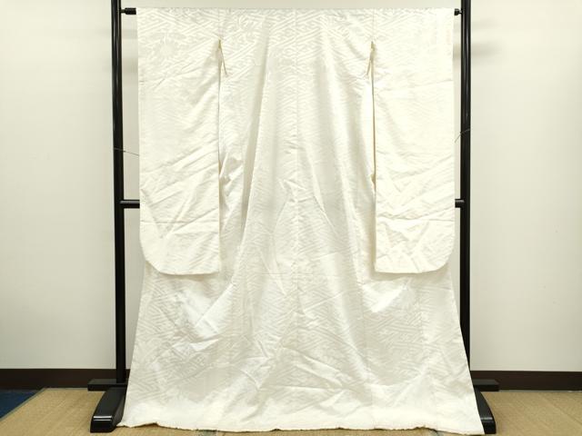 ■■■　サイズ　■■■ 身丈 174.5cm（肩から） 裄丈 63cm 袖丈 105cm　縫込み 3.5cm 袖幅 32.5cm 前幅 24.5cm 後幅 30.5cm 着物縫いこみ 内揚げ 0cm 裄 お袖側 約2.5cm　身頃側 約3.5cm ■■■　商品詳細　■■■ 【化繊・比翼仕立て】 状態は接写画像のように比翼・表地所々・重ね衿・胴裏に薄い汚れがございます。 ぜひお手入れをされてお召しになられてはいかがでしょうか。 お安く出品致しますので、是非この機会にいかがでしょうか？ ■■■　注意事項　■■■ ■モニター発色の具合により色合いが異なる場合がございます。 ■寸法は多少の誤差が生じる場合がございますのでご了承ください。 ■縫込みの長さが左右非対称の場合は短い部分を記載しております。 左右非対称であってもご返品・お値引き等の保証は出来かねますので、ご了承の上ご購入をお願い致します。 ■シミ等のチェックには注意を払っておりますが、見落としがある場合もございますし、個人の見解も様々ですので神経質な方のご購入はお控えください。 ■箪笥に入っておりました着物や帯なので畳みシワや匂いがあるものもございます。 ■お休みは基本的に土日祝となりますが、その他臨時でお休みする場合がございますのでご了承ください。 ■商品の発送は平日のみの発送となります。 ■夜間と土曜、日曜日はお問い合わせの回答が遅れる場合がございます。 ■当店では、お直し、紋入れ、お手入れ等は承っておりません。 ■生地の状態（ヤケ、経年劣化等）によってはサイズ直しが出来ない場合がございます。 その点もどうかご了承のうえ、ご購入をお願いいたします。 ■弊社で取り扱う商品は一点ものにつき、時期や在庫状況に応じて金額が変更となる場合がございます。 ■検針は行っておりません。予めご了承いただきますようお願いいたします。 ■【洗える着物】と記載のある商品におきましては、商品お届け後に洗濯を行ってしまってからのご返品にはご対応しかねます。 念の為、専門店でのお手入れをお願いいたします。 ■写真に写っている物が全てになります。それ以外の付属品はございませんのでご了承ください。 ■状態に関する写真につきましては、掲載可能な写真枚数に限りがあるため、各箇所につき1枚参考画像を掲載しております。 ■着物のサイズ目安は下記を参考ください↓ ＜女性着物＞　お端折り次第で＋5cm　−1cmが着用可能サイズ 　例）身丈170cmの場合、身長160cm〜175cm ＜男性着物＞　身丈＋約25cm〜27cm程が適応身長 　例）身丈155cmの場合、身長180〜182cm