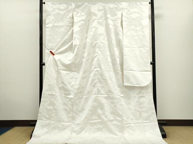 ■■■　サイズ　■■■ 身丈 185.5cm（肩から） 裄丈 65cm 袖丈 106cm　縫込み 5.5cm 袖幅 32.5cm 前幅 25cm 後幅 30.5cm 着物縫いこみ 内揚げ 0cm 裄 お袖側 約0.5cm　身頃側 約2cm ■■■　商品詳細　■■■ 【化繊・比翼仕立て】 状態は接写画像のように表地所々・比翼・比翼衿・胴裏に薄い汚れがございます。 ぜひお手入れをされてお召しになられてはいかがでしょうか。 お安く出品致しますので、是非この機会にいかがでしょうか？ ■■■　注意事項　■■■ ■モニター発色の具合により色合いが異なる場合がございます。 ■寸法は多少の誤差が生じる場合がございますのでご了承ください。 ■縫込みの長さが左右非対称の場合は短い部分を記載しております。 左右非対称であってもご返品・お値引き等の保証は出来かねますので、ご了承の上ご購入をお願い致します。 ■シミ等のチェックには注意を払っておりますが、見落としがある場合もございますし、個人の見解も様々ですので神経質な方のご購入はお控えください。 ■箪笥に入っておりました着物や帯なので畳みシワや匂いがあるものもございます。 ■お休みは基本的に土日祝となりますが、その他臨時でお休みする場合がございますのでご了承ください。 ■商品の発送は平日のみの発送となります。 ■夜間と土曜、日曜日はお問い合わせの回答が遅れる場合がございます。 ■当店では、お直し、紋入れ、お手入れ等は承っておりません。 ■生地の状態（ヤケ、経年劣化等）によってはサイズ直しが出来ない場合がございます。 その点もどうかご了承のうえ、ご購入をお願いいたします。 ■弊社で取り扱う商品は一点ものにつき、時期や在庫状況に応じて金額が変更となる場合がございます。 ■検針は行っておりません。予めご了承いただきますようお願いいたします。 ■【洗える着物】と記載のある商品におきましては、商品お届け後に洗濯を行ってしまってからのご返品にはご対応しかねます。 念の為、専門店でのお手入れをお願いいたします。 ■写真に写っている物が全てになります。それ以外の付属品はございませんのでご了承ください。 ■状態に関する写真につきましては、掲載可能な写真枚数に限りがあるため、各箇所につき1枚参考画像を掲載しております。 ■着物のサイズ目安は下記を参考ください↓ ＜女性着物＞　お端折り次第で＋5cm　−1cmが着用可能サイズ 　例）身丈170cmの場合、身長160cm〜175cm ＜男性着物＞　身丈＋約25cm〜27cm程が適応身長 　例）身丈155cmの場合、身長180〜182cm