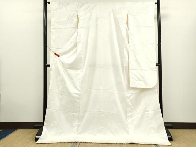 ■■■　サイズ　■■■ 身丈 181.5cm（肩から） 裄丈 64cm 袖丈 106cm　縫込み 4cm 袖幅 32cm 前幅 25cm 後幅 31cm 着物縫いこみ 内揚げ 0cm 裄 お袖側 約2.5cm　身頃側 約2cm ■■■　商品詳細　■■■ 【化繊・比翼仕立て】 状態は接写画像のように表地所々・比翼・比翼衿・胴裏に薄い汚れがございます。 ぜひお手入れをされてお召しになられてはいかがでしょうか。 お安く出品致しますので、是非この機会にいかがでしょうか？ ■■■　注意事項　■■■ ■モニター発色の具合により色合いが異なる場合がございます。 ■寸法は多少の誤差が生じる場合がございますのでご了承ください。 ■縫込みの長さが左右非対称の場合は短い部分を記載しております。 左右非対称であってもご返品・お値引き等の保証は出来かねますので、ご了承の上ご購入をお願い致します。 ■シミ等のチェックには注意を払っておりますが、見落としがある場合もございますし、個人の見解も様々ですので神経質な方のご購入はお控えください。 ■箪笥に入っておりました着物や帯なので畳みシワや匂いがあるものもございます。 ■お休みは基本的に土日祝となりますが、その他臨時でお休みする場合がございますのでご了承ください。 ■商品の発送は平日のみの発送となります。 ■夜間と土曜、日曜日はお問い合わせの回答が遅れる場合がございます。 ■当店では、お直し、紋入れ、お手入れ等は承っておりません。 ■生地の状態（ヤケ、経年劣化等）によってはサイズ直しが出来ない場合がございます。 その点もどうかご了承のうえ、ご購入をお願いいたします。 ■弊社で取り扱う商品は一点ものにつき、時期や在庫状況に応じて金額が変更となる場合がございます。 ■検針は行っておりません。予めご了承いただきますようお願いいたします。 ■【洗える着物】と記載のある商品におきましては、商品お届け後に洗濯を行ってしまってからのご返品にはご対応しかねます。 念の為、専門店でのお手入れをお願いいたします。 ■写真に写っている物が全てになります。それ以外の付属品はございませんのでご了承ください。 ■状態に関する写真につきましては、掲載可能な写真枚数に限りがあるため、各箇所につき1枚参考画像を掲載しております。 ■着物のサイズ目安は下記を参考ください↓ ＜女性着物＞　お端折り次第で＋5cm　−1cmが着用可能サイズ 　例）身丈170cmの場合、身長160cm〜175cm ＜男性着物＞　身丈＋約25cm〜27cm程が適応身長 　例）身丈155cmの場合、身長180〜182cm