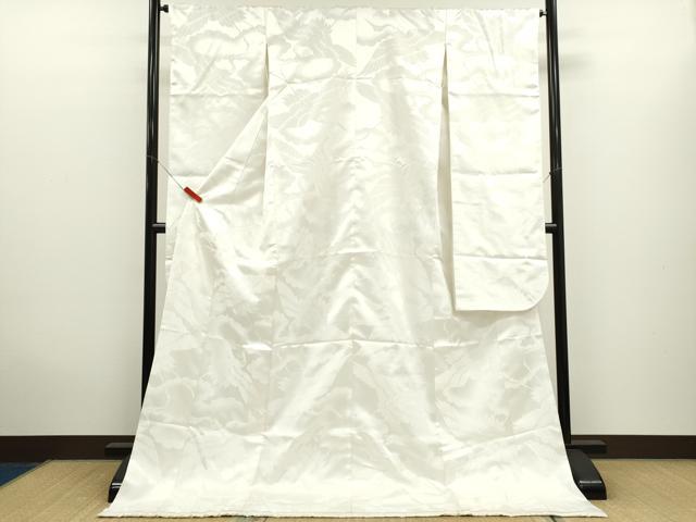 ■■■　サイズ　■■■ 身丈 182cm（肩から） 裄丈 64.5cm 袖丈 105.5cm　縫込み 6cm 袖幅 33cm 前幅 24.5cm 後幅 30.5cm 着物縫いこみ 内揚げ 0cm 裄 お袖側 約2.5cm　身頃側 約3cm ■■■　商品詳細　■■■ 【化繊・比翼仕立て】 状態は接写画像のように後身頃・衿山・両袖口・比翼・比翼衿に薄い汚れ、胴裏にペン書きがございます。 お安く出品致しますので、是非この機会にいかがでしょうか？ ■■■　注意事項　■■■ ■モニター発色の具合により色合いが異なる場合がございます。 ■寸法は多少の誤差が生じる場合がございますのでご了承ください。 ■縫込みの長さが左右非対称の場合は短い部分を記載しております。 左右非対称であってもご返品・お値引き等の保証は出来かねますので、ご了承の上ご購入をお願い致します。 ■シミ等のチェックには注意を払っておりますが、見落としがある場合もございますし、個人の見解も様々ですので神経質な方のご購入はお控えください。 ■箪笥に入っておりました着物や帯なので畳みシワや匂いがあるものもございます。 ■お休みは基本的に土日祝となりますが、その他臨時でお休みする場合がございますのでご了承ください。 ■商品の発送は平日のみの発送となります。 ■夜間と土曜、日曜日はお問い合わせの回答が遅れる場合がございます。 ■当店では、お直し、紋入れ、お手入れ等は承っておりません。 ■生地の状態（ヤケ、経年劣化等）によってはサイズ直しが出来ない場合がございます。 その点もどうかご了承のうえ、ご購入をお願いいたします。 ■弊社で取り扱う商品は一点ものにつき、時期や在庫状況に応じて金額が変更となる場合がございます。 ■検針は行っておりません。予めご了承いただきますようお願いいたします。 ■【洗える着物】と記載のある商品におきましては、商品お届け後に洗濯を行ってしまってからのご返品にはご対応しかねます。 念の為、専門店でのお手入れをお願いいたします。 ■写真に写っている物が全てになります。それ以外の付属品はございませんのでご了承ください。 ■状態に関する写真につきましては、掲載可能な写真枚数に限りがあるため、各箇所につき1枚参考画像を掲載しております。 ■着物のサイズ目安は下記を参考ください↓ ＜女性着物＞　お端折り次第で＋5cm　−1cmが着用可能サイズ 　例）身丈170cmの場合、身長160cm〜175cm ＜男性着物＞　身丈＋約25cm〜27cm程が適応身長 　例）身丈155cmの場合、身長180〜182cm