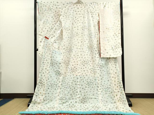 ■■■　サイズ　■■■ 身丈 196.5cm（肩から） 裄丈 66.5cm 袖丈 91.5cm　縫込み 2.5cm 袖幅 33cm 前幅 24.5cm 後幅 30cm 着物縫いこみ 内揚げ 0cm 裄 お袖側 約1cm　身頃側 約0.5cm ■■■　商品詳細　■■■ 【化繊・比翼仕立て・バチ衿】 状態は接写画像のように表地所々・胴裏に薄い汚れがございます。 ぜひお手入れをされてお召しになられてはいかがでしょうか。 お安く出品致しますので、是非この機会にいかがでしょうか？ ■■■　注意事項　■■■ ■モニター発色の具合により色合いが異なる場合がございます。 ■寸法は多少の誤差が生じる場合がございますのでご了承ください。 ■縫込みの長さが左右非対称の場合は短い部分を記載しております。 左右非対称であってもご返品・お値引き等の保証は出来かねますので、ご了承の上ご購入をお願い致します。 ■シミ等のチェックには注意を払っておりますが、見落としがある場合もございますし、個人の見解も様々ですので神経質な方のご購入はお控えください。 ■箪笥に入っておりました着物や帯なので畳みシワや匂いがあるものもございます。 ■お休みは基本的に土日祝となりますが、その他臨時でお休みする場合がございますのでご了承ください。 ■商品の発送は平日のみの発送となります。 ■夜間と土曜、日曜日はお問い合わせの回答が遅れる場合がございます。 ■当店では、お直し、紋入れ、お手入れ等は承っておりません。 ■生地の状態（ヤケ、経年劣化等）によってはサイズ直しが出来ない場合がございます。 その点もどうかご了承のうえ、ご購入をお願いいたします。 ■弊社で取り扱う商品は一点ものにつき、時期や在庫状況に応じて金額が変更となる場合がございます。 ■検針は行っておりません。予めご了承いただきますようお願いいたします。 ■【洗える着物】と記載のある商品におきましては、商品お届け後に洗濯を行ってしまってからのご返品にはご対応しかねます。 念の為、専門店でのお手入れをお願いいたします。 ■写真に写っている物が全てになります。それ以外の付属品はございませんのでご了承ください。 ■状態に関する写真につきましては、掲載可能な写真枚数に限りがあるため、各箇所につき1枚参考画像を掲載しております。 ■着物のサイズ目安は下記を参考ください↓ ＜女性着物＞　お端折り次第で＋5cm　−1cmが着用可能サイズ 　例）身丈170cmの場合、身長160cm〜175cm ＜男性着物＞　身丈＋約25cm〜27cm程が適応身長 　例）身丈155cmの場合、身長180〜182cm