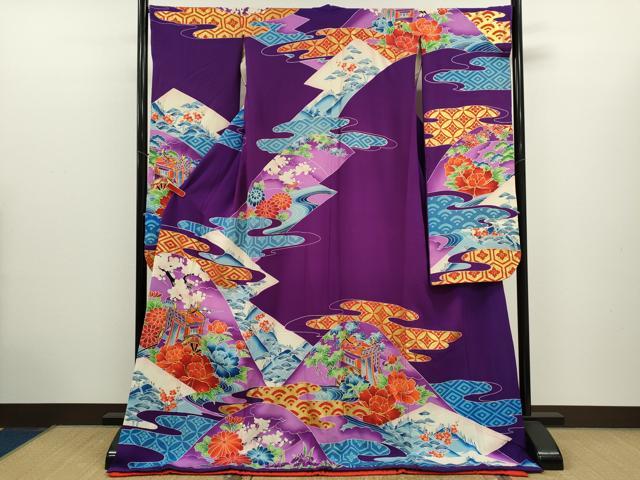 ■■■　サイズ　■■■ 身丈 175.5cm（肩から） 裄丈 67cm 袖丈 104cm　縫込み 3.5cm 袖幅 32.5cm 前幅 25cm 後幅 31cm 着物縫いこみ 内揚げ 0cm 裄 お袖側 約0.5cm　身頃側 約0cm ■■■　商品詳細　■■■ 【正絹・比翼仕立て】 状態は接写画像のように表地の金彩に剥がれ・ヤケ・薄い汚れ、胴裏に薄い汚れがございます。 大変上質な逸品になりますのでぜひお手入れをされてお召しになられてはいかがでしょうか。 お安く出品致しますので、是非この機会にいかがでしょうか？ ■■■　注意事項　■■■ ■モニター発色の具合により色合いが異なる場合がございます。 ■寸法は多少の誤差が生じる場合がございますのでご了承ください。 ■縫込みの長さが左右非対称の場合は短い部分を記載しております。 左右非対称であってもご返品・お値引き等の保証は出来かねますので、ご了承の上ご購入をお願い致します。 ■シミ等のチェックには注意を払っておりますが、見落としがある場合もございますし、個人の見解も様々ですので神経質な方のご購入はお控えください。 ■箪笥に入っておりました着物や帯なので畳みシワや匂いがあるものもございます。 ■お休みは基本的に土日祝となりますが、その他臨時でお休みする場合がございますのでご了承ください。 ■商品の発送は平日のみの発送となります。 ■夜間と土曜、日曜日はお問い合わせの回答が遅れる場合がございます。 ■当店では、お直し、紋入れ、お手入れ等は承っておりません。 ■生地の状態（ヤケ、経年劣化等）によってはサイズ直しが出来ない場合がございます。 その点もどうかご了承のうえ、ご購入をお願いいたします。 ■弊社で取り扱う商品は一点ものにつき、時期や在庫状況に応じて金額が変更となる場合がございます。 ■検針は行っておりません。予めご了承いただきますようお願いいたします。 ■【洗える着物】と記載のある商品におきましては、商品お届け後に洗濯を行ってしまってからのご返品にはご対応しかねます。 念の為、専門店でのお手入れをお願いいたします。 ■写真に写っている物が全てになります。それ以外の付属品はございませんのでご了承ください。 ■状態に関する写真につきましては、掲載可能な写真枚数に限りがあるため、各箇所につき1枚参考画像を掲載しております。 ■着物のサイズ目安は下記を参考ください↓ ＜女性着物＞　お端折り次第で＋5cm　−1cmが着用可能サイズ 　例）身丈170cmの場合、身長160cm〜175cm ＜男性着物＞　身丈＋約25cm〜27cm程が適応身長 　例）身丈155cmの場合、身長180〜182cm